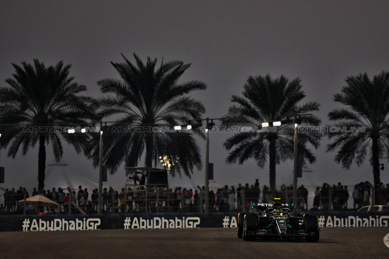 GP ABU DHABI, Lewis Hamilton (GBR) Mercedes AMG F1 W14.

24.11.2023. Formula 1 World Championship, Rd 23, Abu Dhabi Grand Prix, Yas Marina Circuit, Abu Dhabi, Practice Day.

 - www.xpbimages.com, EMail: requests@xpbimages.com © Copyright: Coates / XPB Images