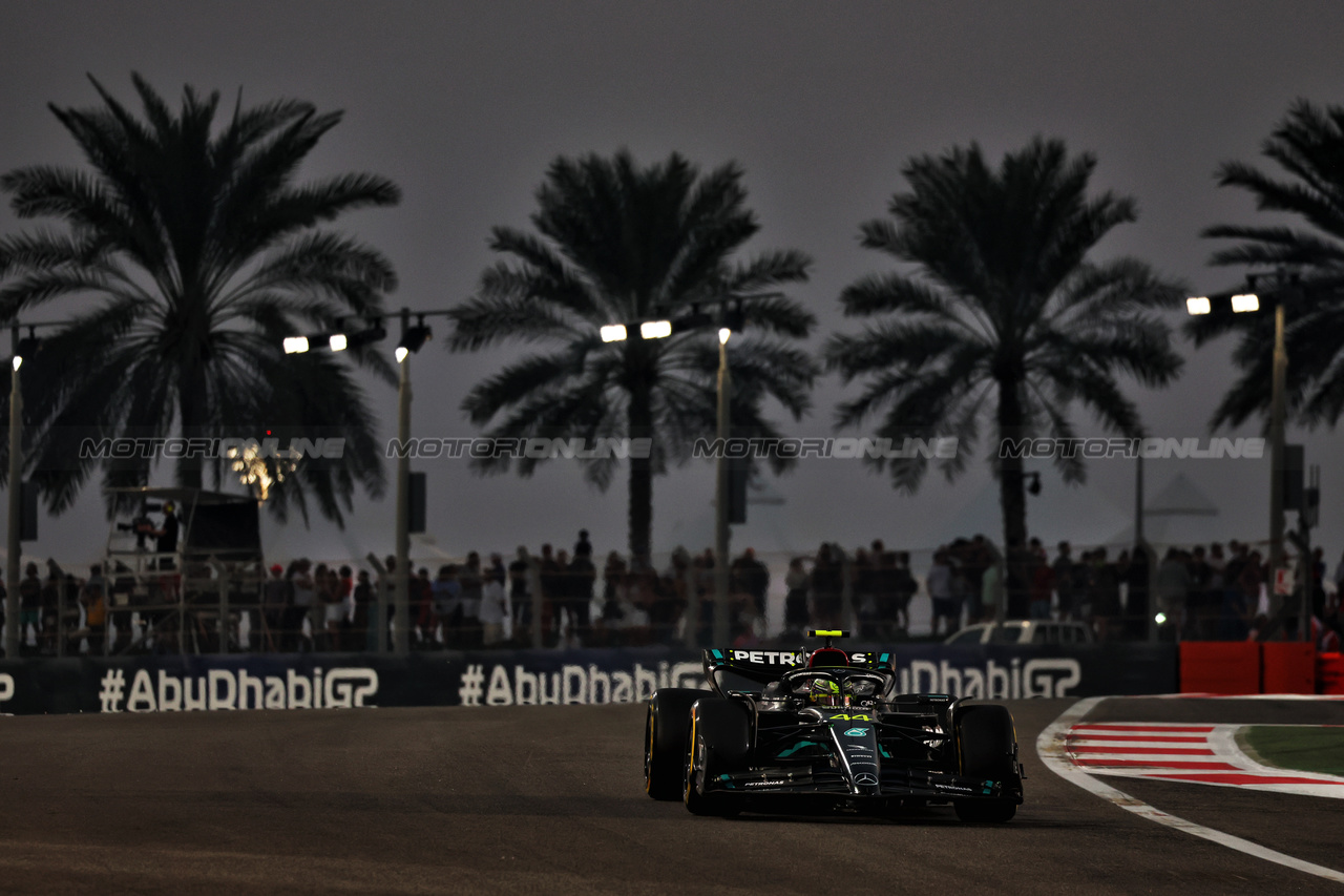 GP ABU DHABI, Lewis Hamilton (GBR) Mercedes AMG F1 W14.

24.11.2023. Formula 1 World Championship, Rd 23, Abu Dhabi Grand Prix, Yas Marina Circuit, Abu Dhabi, Practice Day.

 - www.xpbimages.com, EMail: requests@xpbimages.com © Copyright: Coates / XPB Images