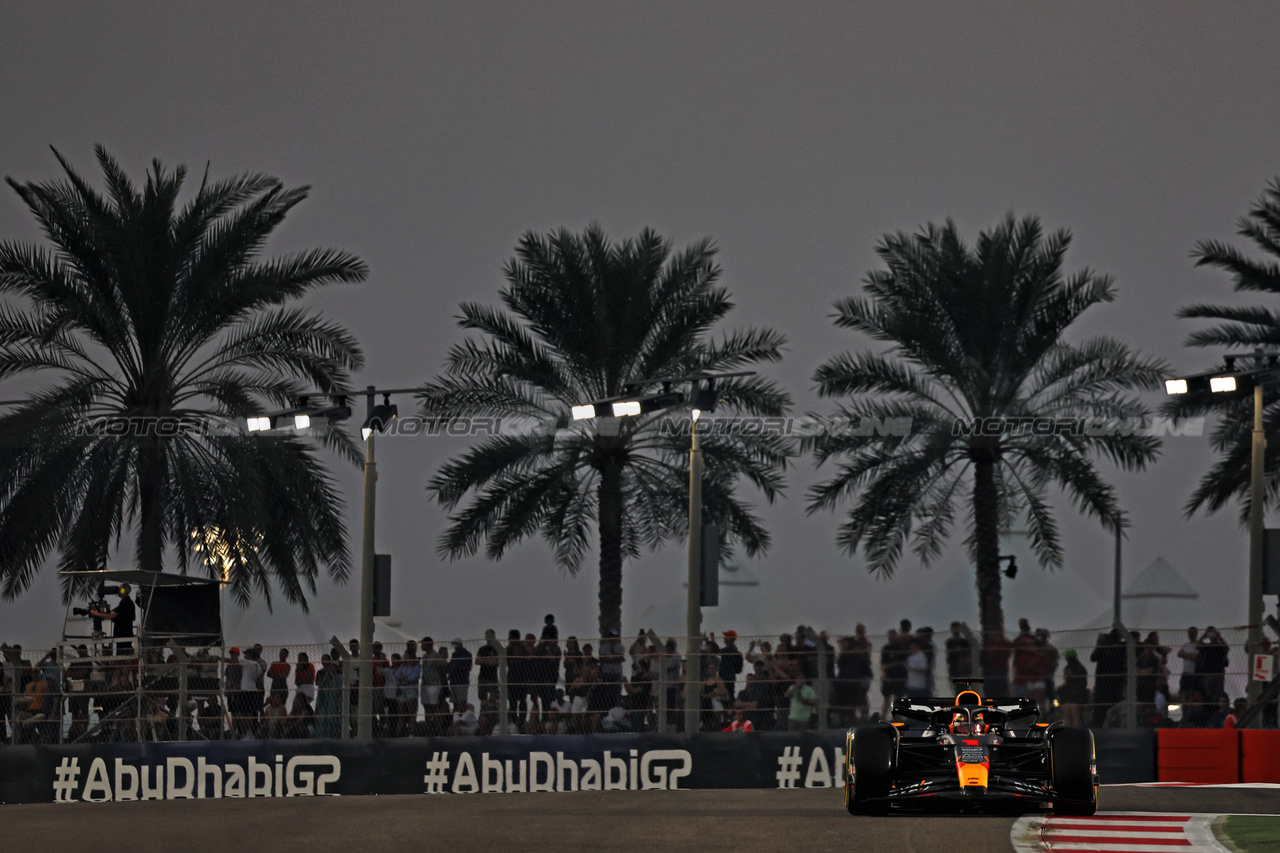 GP ABU DHABI, Max Verstappen (NLD) Red Bull Racing RB19.



24.11.2023. Formula 1 World Championship, Rd 23, Abu Dhabi Grand Prix, Yas Marina Circuit, Abu Dhabi, Practice Day.

 - www.xpbimages.com, EMail: requests@xpbimages.com © Copyright: Coates / XPB Images