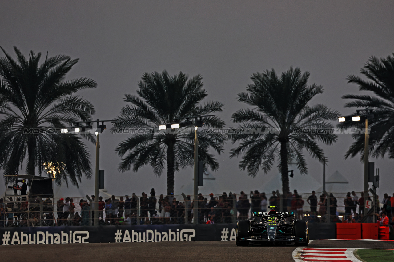 GP ABU DHABI, Lewis Hamilton (GBR) Mercedes AMG F1 W14.

24.11.2023. Formula 1 World Championship, Rd 23, Abu Dhabi Grand Prix, Yas Marina Circuit, Abu Dhabi, Practice Day.

 - www.xpbimages.com, EMail: requests@xpbimages.com © Copyright: Coates / XPB Images