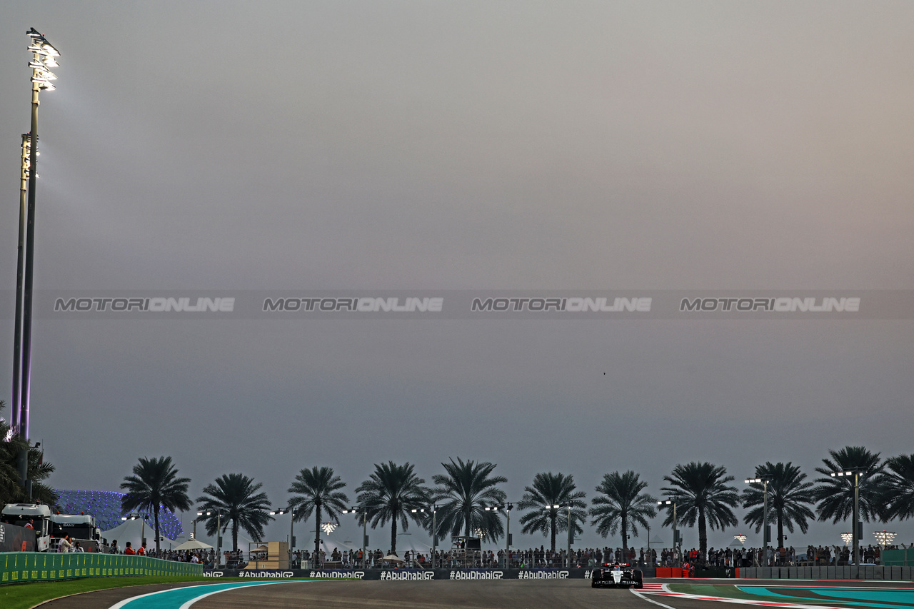 GP ABU DHABI, Daniel Ricciardo (AUS) AlphaTauri AT04.

24.11.2023. Formula 1 World Championship, Rd 23, Abu Dhabi Grand Prix, Yas Marina Circuit, Abu Dhabi, Practice Day.

 - www.xpbimages.com, EMail: requests@xpbimages.com © Copyright: Coates / XPB Images
