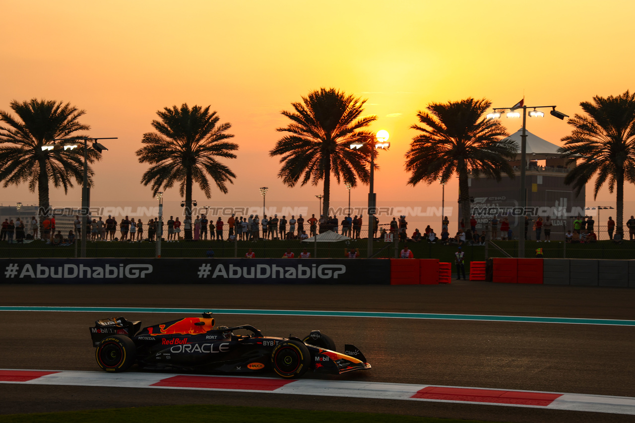 GP ABU DHABI, Max Verstappen (NLD), Red Bull Racing 
24.11.2023. Formula 1 World Championship, Rd 23, Abu Dhabi Grand Prix, Yas Marina Circuit, Abu Dhabi, Practice Day.
- www.xpbimages.com, EMail: requests@xpbimages.com © Copyright: Charniaux / XPB Images