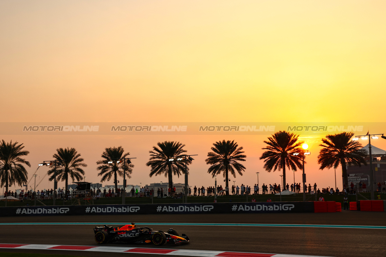 GP ABU DHABI, Max Verstappen (NLD), Red Bull Racing 
24.11.2023. Formula 1 World Championship, Rd 23, Abu Dhabi Grand Prix, Yas Marina Circuit, Abu Dhabi, Practice Day.
- www.xpbimages.com, EMail: requests@xpbimages.com © Copyright: Charniaux / XPB Images