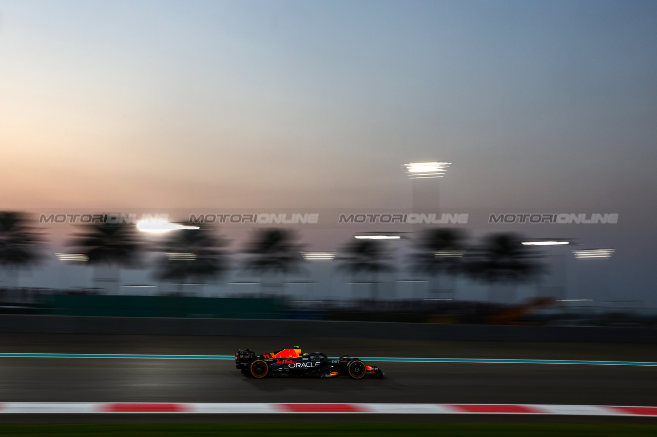 GP ABU DHABI, Sergio Perez (MEX), Red Bull Racing 
24.11.2023. Formula 1 World Championship, Rd 23, Abu Dhabi Grand Prix, Yas Marina Circuit, Abu Dhabi, Practice Day.
- www.xpbimages.com, EMail: requests@xpbimages.com © Copyright: Charniaux / XPB Images