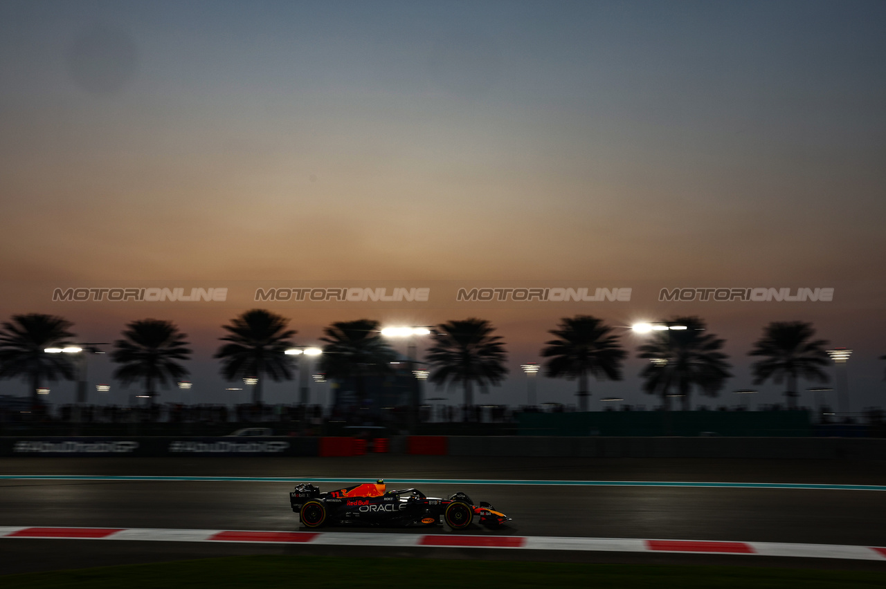 GP ABU DHABI, Sergio Perez (MEX), Red Bull Racing 
24.11.2023. Formula 1 World Championship, Rd 23, Abu Dhabi Grand Prix, Yas Marina Circuit, Abu Dhabi, Practice Day.
- www.xpbimages.com, EMail: requests@xpbimages.com © Copyright: Charniaux / XPB Images