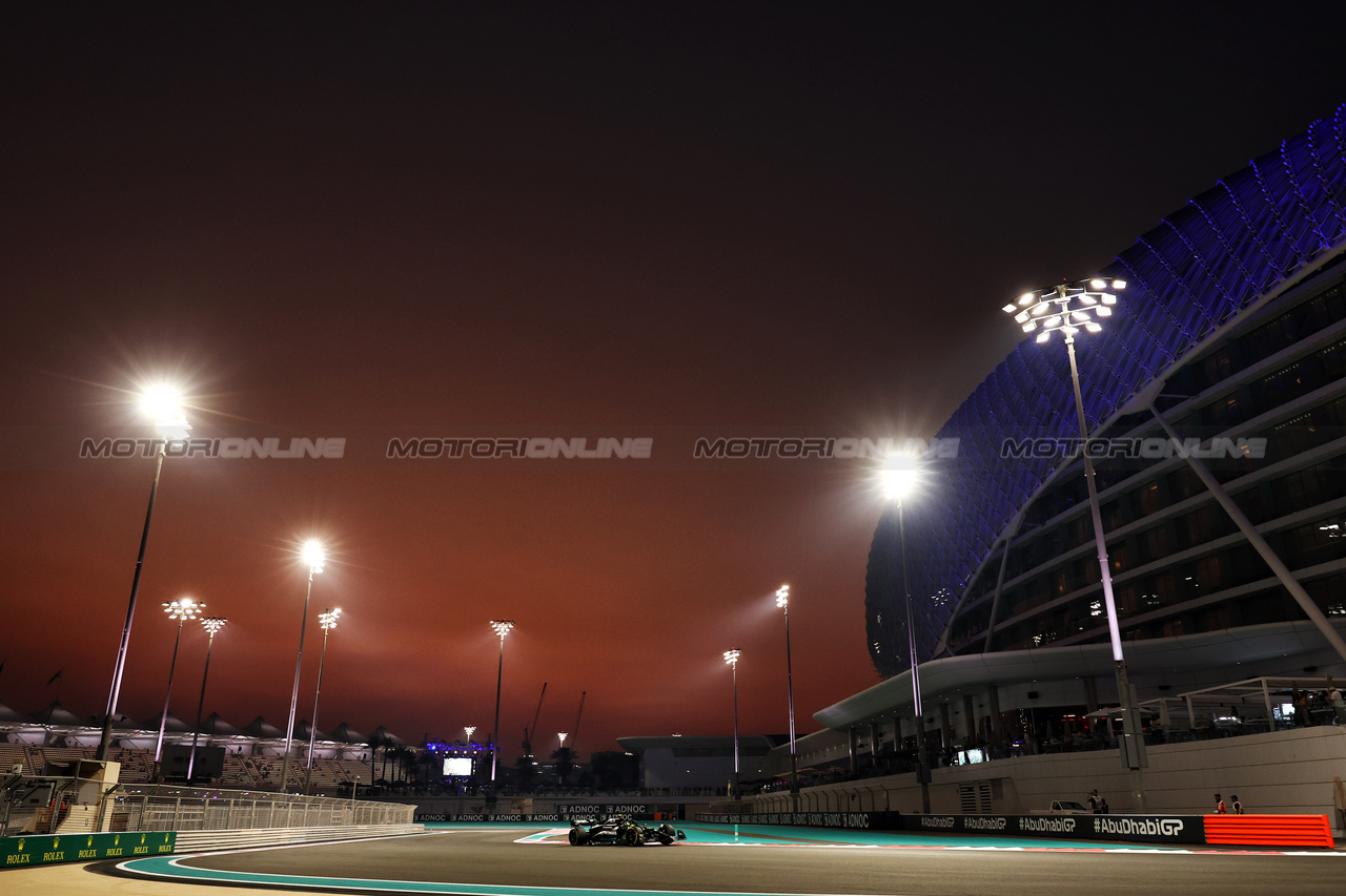 GP ABU DHABI, Lewis Hamilton (GBR) Mercedes AMG F1 W14.

24.11.2023. Formula 1 World Championship, Rd 23, Abu Dhabi Grand Prix, Yas Marina Circuit, Abu Dhabi, Practice Day.

- www.xpbimages.com, EMail: requests@xpbimages.com © Copyright: Moy / XPB Images