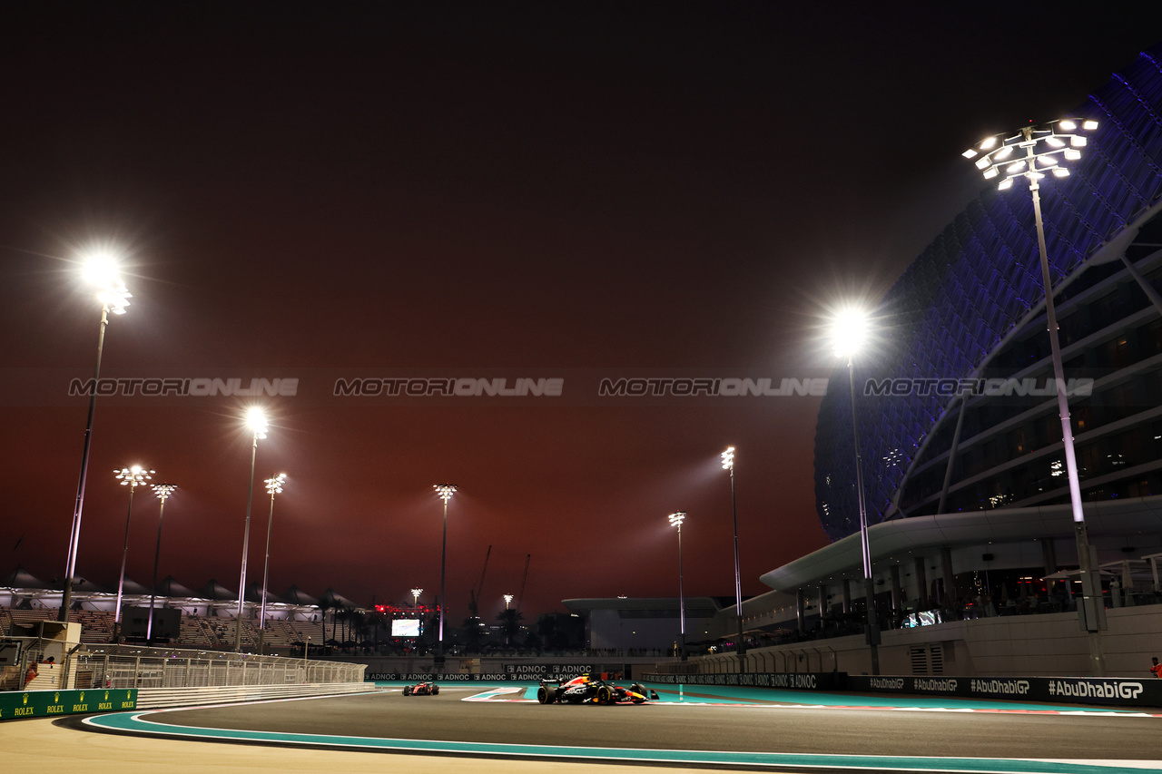 GP ABU DHABI, Sergio Perez (MEX) Red Bull Racing RB19.

24.11.2023. Formula 1 World Championship, Rd 23, Abu Dhabi Grand Prix, Yas Marina Circuit, Abu Dhabi, Practice Day.

- www.xpbimages.com, EMail: requests@xpbimages.com © Copyright: Moy / XPB Images
