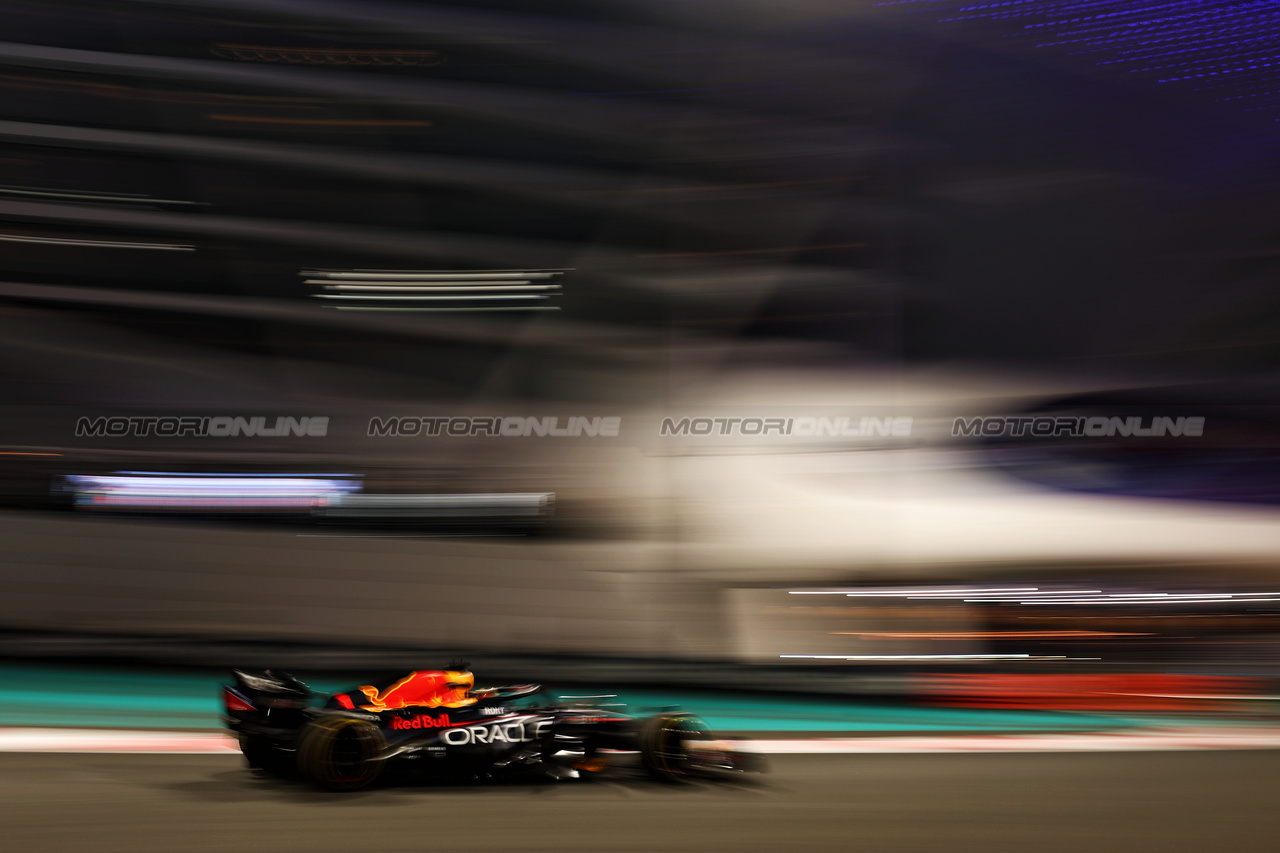 GP ABU DHABI, Max Verstappen (NLD) Red Bull Racing RB19.

24.11.2023. Formula 1 World Championship, Rd 23, Abu Dhabi Grand Prix, Yas Marina Circuit, Abu Dhabi, Practice Day.

- www.xpbimages.com, EMail: requests@xpbimages.com © Copyright: Moy / XPB Images