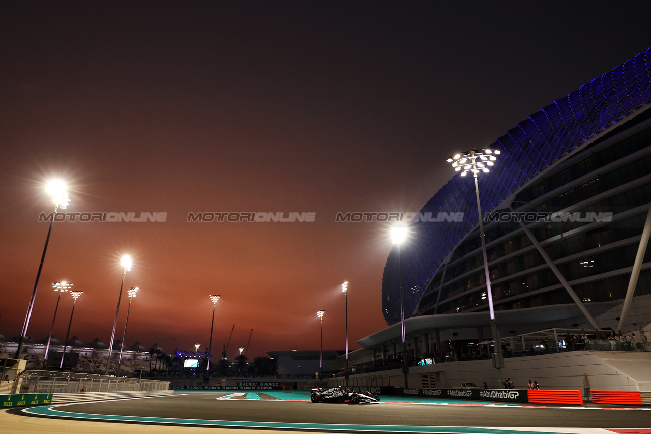 GP ABU DHABI, Daniel Ricciardo (AUS) AlphaTauri AT04.

24.11.2023. Formula 1 World Championship, Rd 23, Abu Dhabi Grand Prix, Yas Marina Circuit, Abu Dhabi, Practice Day.

- www.xpbimages.com, EMail: requests@xpbimages.com © Copyright: Moy / XPB Images