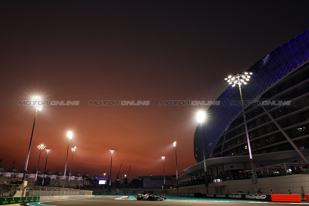 GP ABU DHABI, Esteban Ocon (FRA) Alpine F1 Team A523.

24.11.2023. Formula 1 World Championship, Rd 23, Abu Dhabi Grand Prix, Yas Marina Circuit, Abu Dhabi, Practice Day.

- www.xpbimages.com, EMail: requests@xpbimages.com © Copyright: Moy / XPB Images