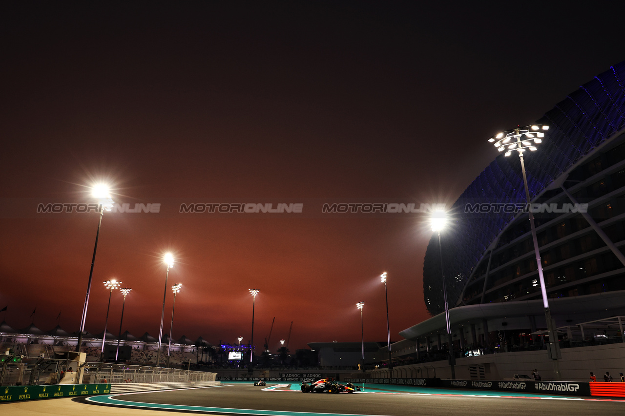 GP ABU DHABI, Max Verstappen (NLD) Red Bull Racing RB19.

24.11.2023. Formula 1 World Championship, Rd 23, Abu Dhabi Grand Prix, Yas Marina Circuit, Abu Dhabi, Practice Day.

- www.xpbimages.com, EMail: requests@xpbimages.com © Copyright: Moy / XPB Images