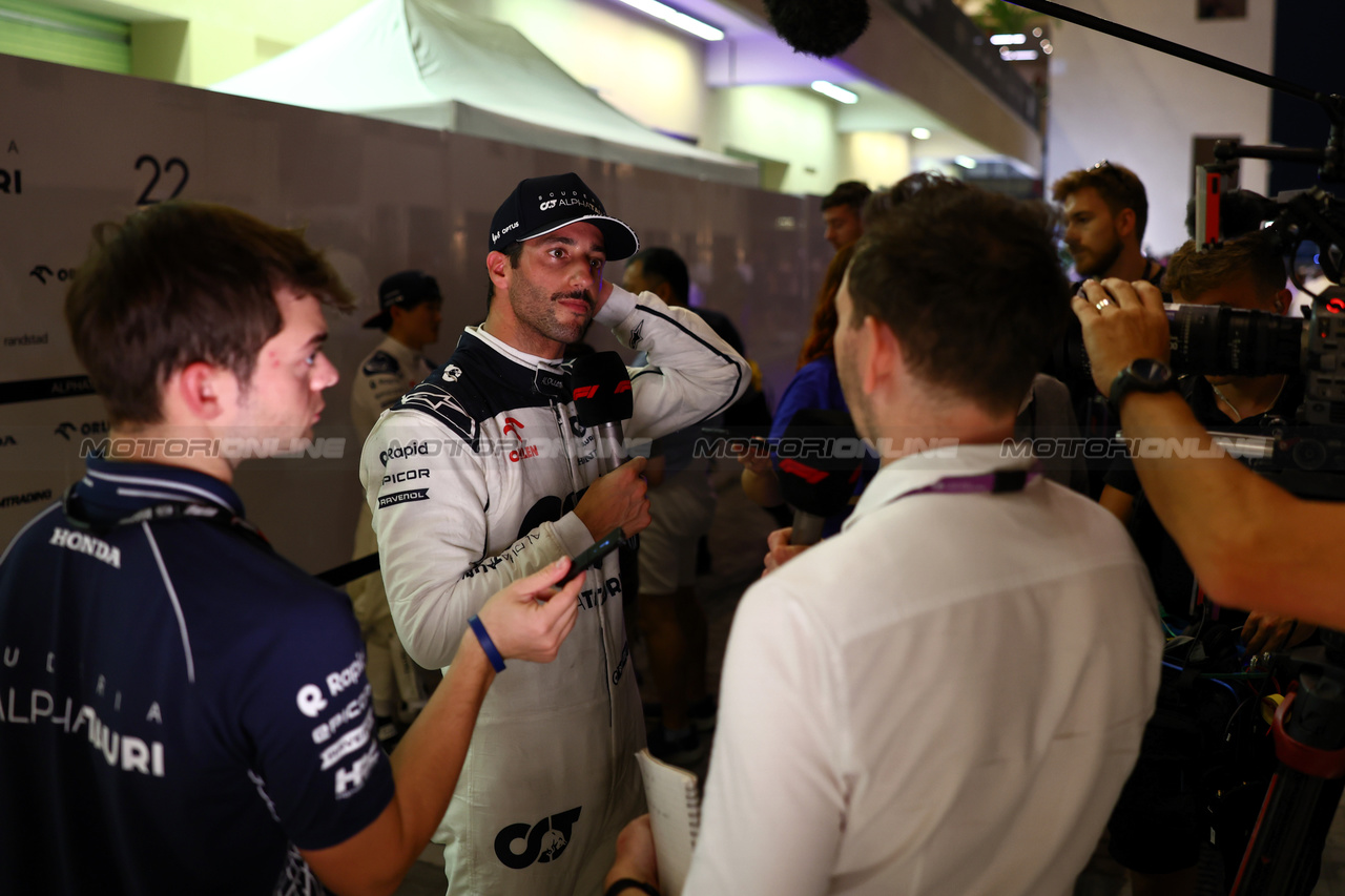 GP ABU DHABI, Daniel Ricciardo (AUS) AlphaTauri with the media.

24.11.2023. Formula 1 World Championship, Rd 23, Abu Dhabi Grand Prix, Yas Marina Circuit, Abu Dhabi, Practice Day.

 - www.xpbimages.com, EMail: requests@xpbimages.com © Copyright: Coates / XPB Images