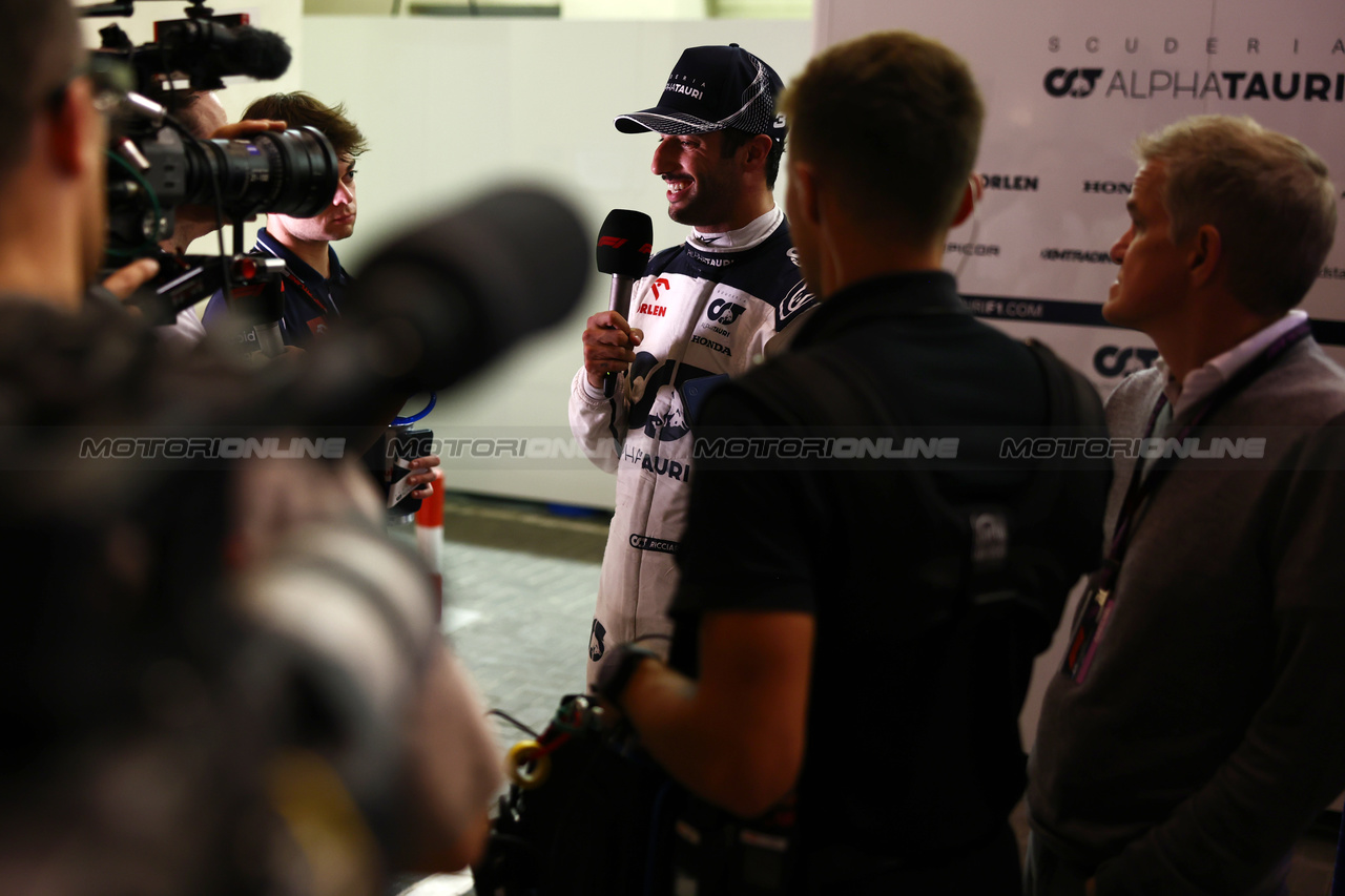 GP ABU DHABI, Daniel Ricciardo (AUS) AlphaTauri with the media.

24.11.2023. Formula 1 World Championship, Rd 23, Abu Dhabi Grand Prix, Yas Marina Circuit, Abu Dhabi, Practice Day.

 - www.xpbimages.com, EMail: requests@xpbimages.com © Copyright: Coates / XPB Images