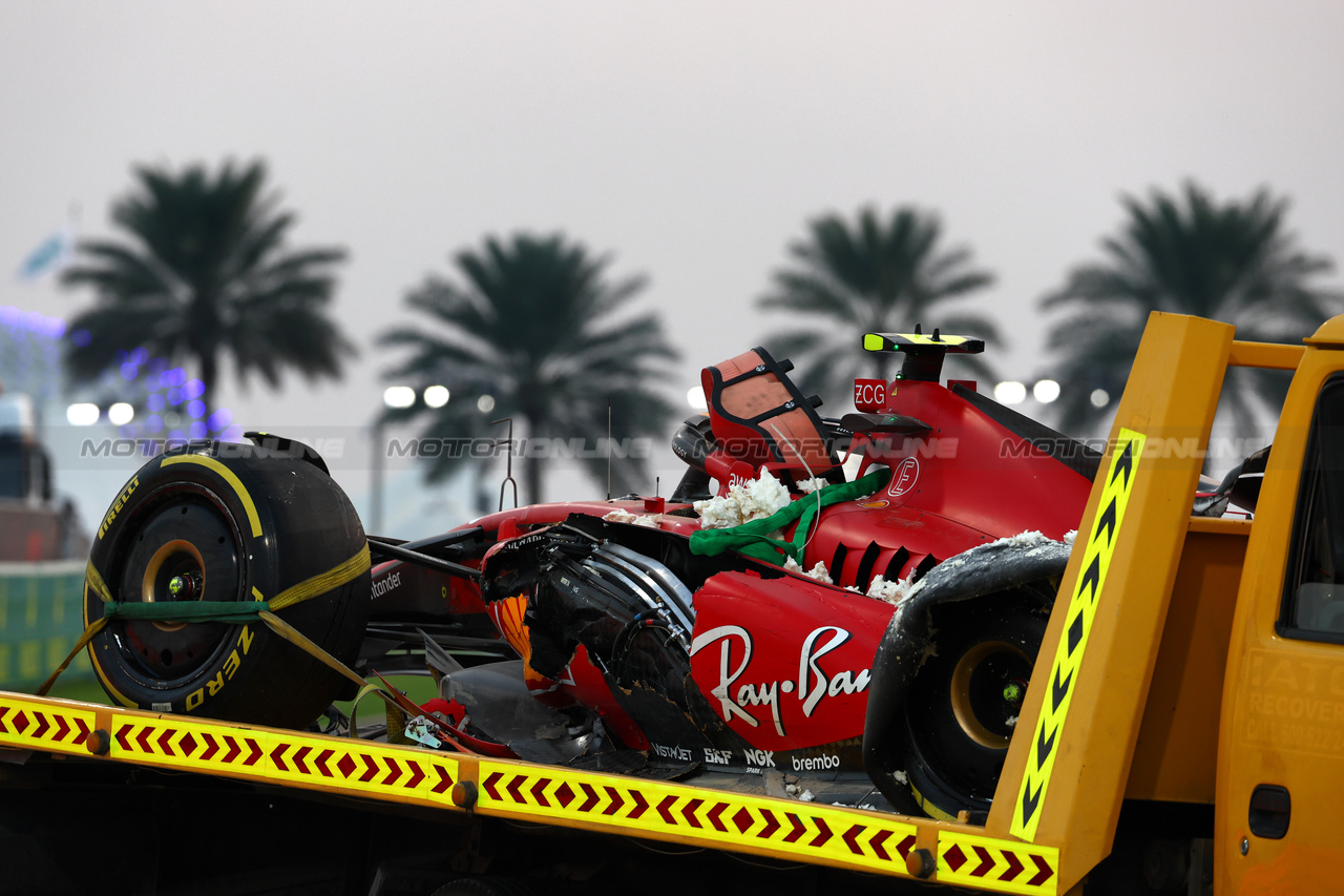 GP ABU DHABI, The Ferrari SF-23 of Carlos Sainz Jr (ESP) Ferrari is recovered back to the pits on the back of a truck after he crashed in the second practice session.

24.11.2023. Formula 1 World Championship, Rd 23, Abu Dhabi Grand Prix, Yas Marina Circuit, Abu Dhabi, Practice Day.

 - www.xpbimages.com, EMail: requests@xpbimages.com © Copyright: Coates / XPB Images