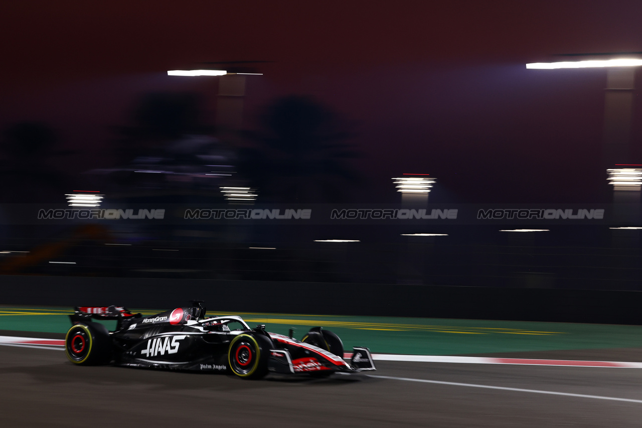 GP ABU DHABI, Kevin Magnussen (DEN) Haas VF-23.

24.11.2023. Formula 1 World Championship, Rd 23, Abu Dhabi Grand Prix, Yas Marina Circuit, Abu Dhabi, Practice Day.

 - www.xpbimages.com, EMail: requests@xpbimages.com © Copyright: Coates / XPB Images