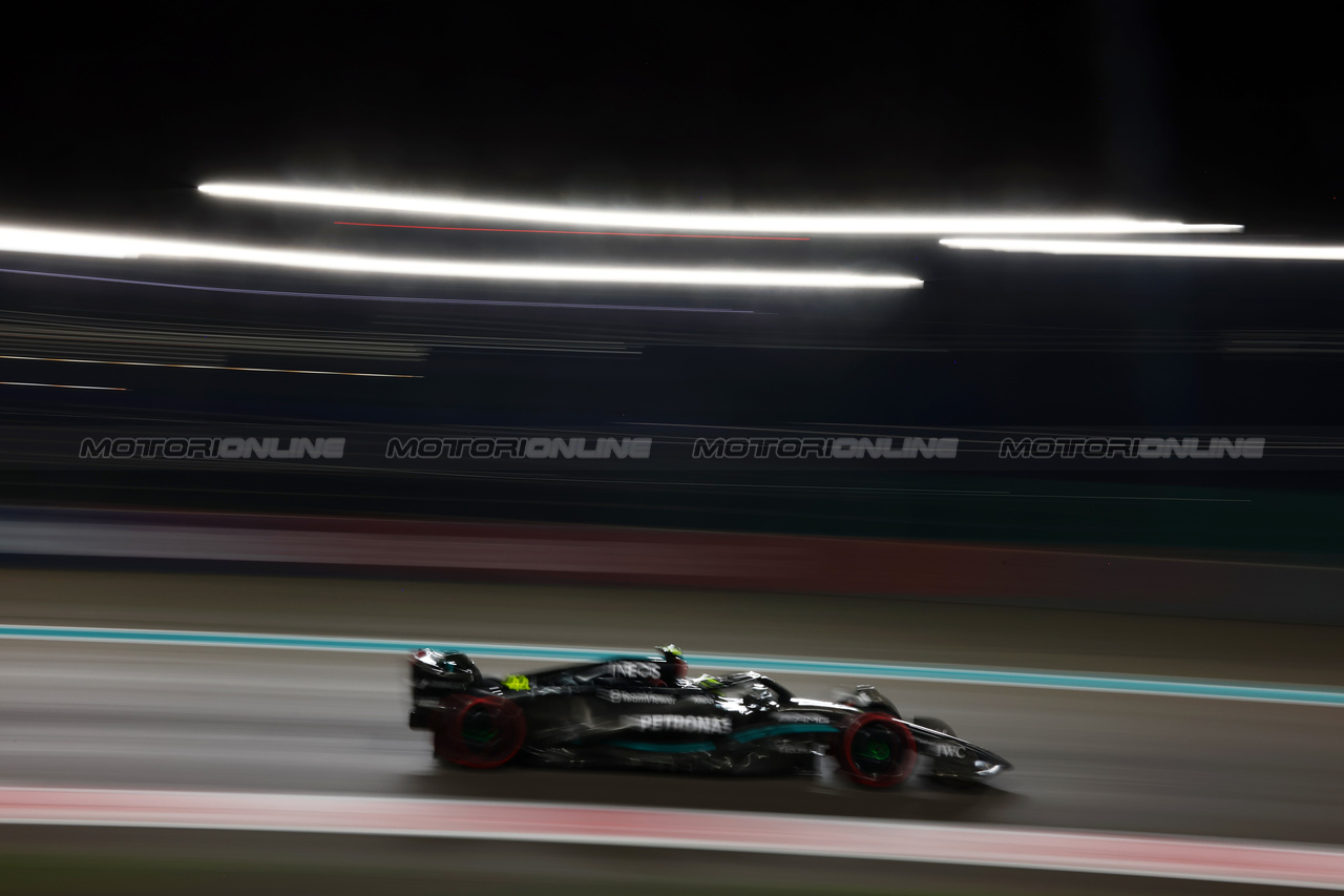 GP ABU DHABI, Lewis Hamilton (GBR) Mercedes AMG F1 W14.

24.11.2023. Formula 1 World Championship, Rd 23, Abu Dhabi Grand Prix, Yas Marina Circuit, Abu Dhabi, Practice Day.

 - www.xpbimages.com, EMail: requests@xpbimages.com © Copyright: Coates / XPB Images