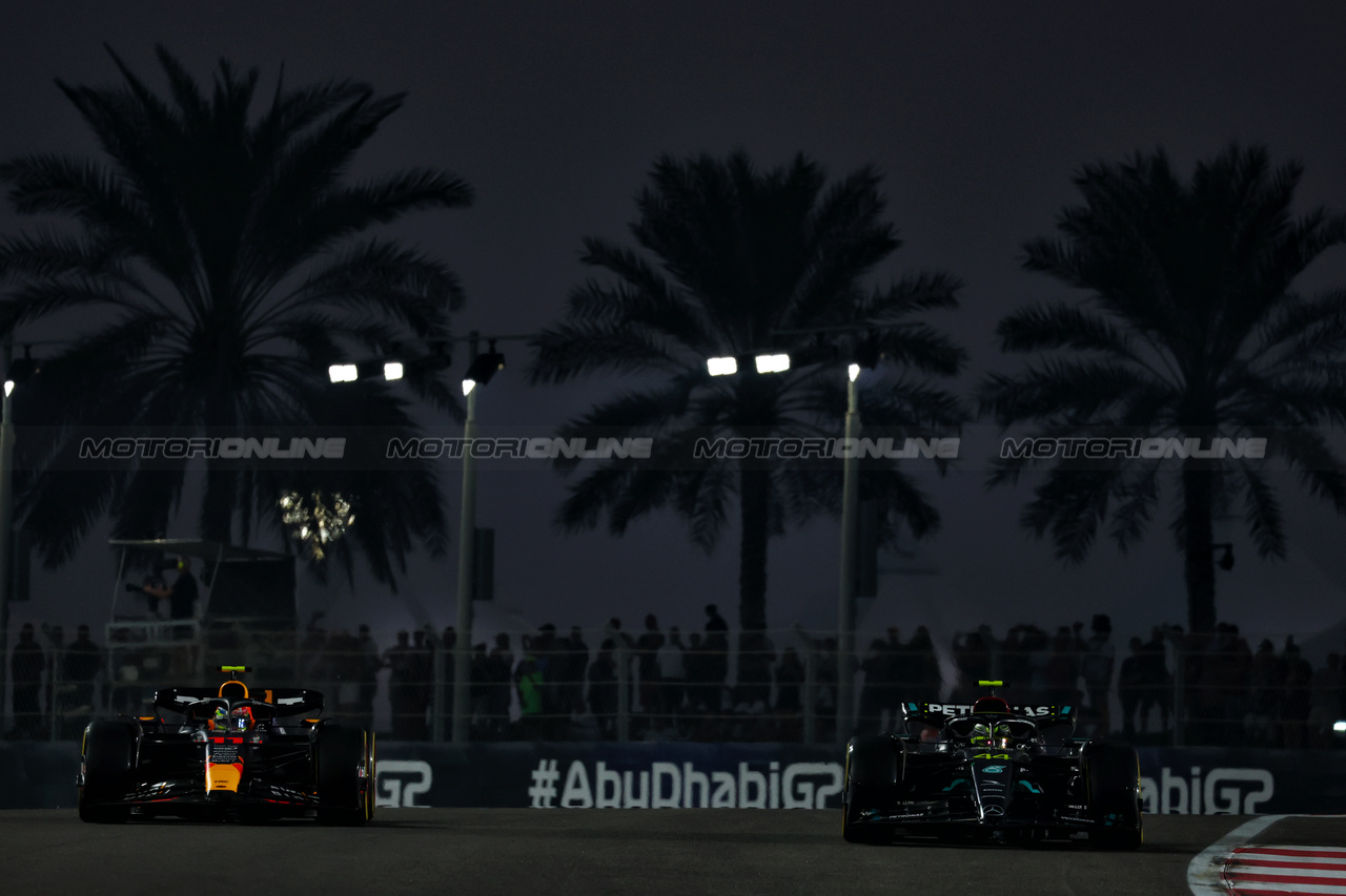 GP ABU DHABI, (L to R): Sergio Perez (MEX) Red Bull Racing RB19 e Lewis Hamilton (GBR) Mercedes AMG F1 W14.

24.11.2023. Formula 1 World Championship, Rd 23, Abu Dhabi Grand Prix, Yas Marina Circuit, Abu Dhabi, Practice Day.

 - www.xpbimages.com, EMail: requests@xpbimages.com © Copyright: Coates / XPB Images