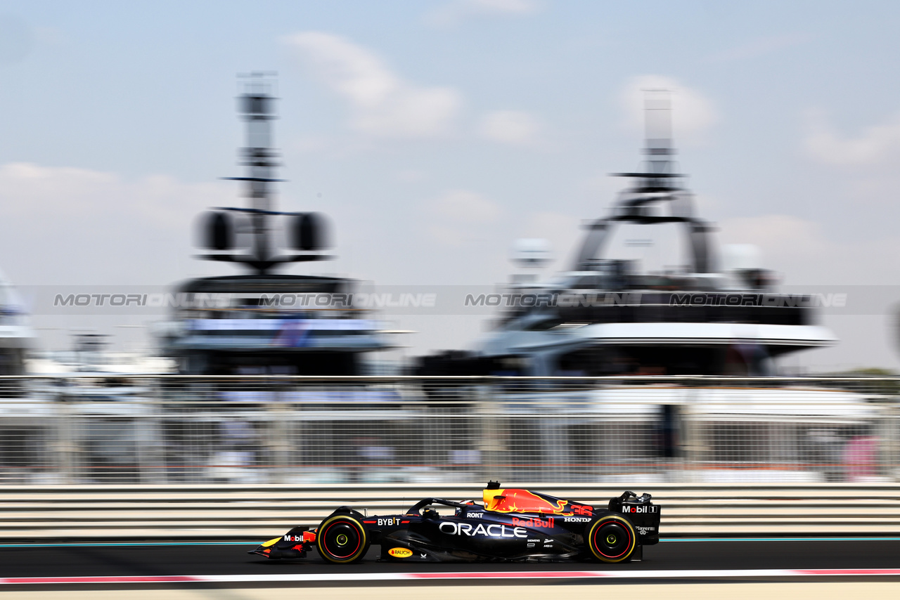 GP ABU DHABI, Jake Dennis (GBR) Red Bull Racing RB19 Test Driver.

24.11.2023. Formula 1 World Championship, Rd 23, Abu Dhabi Grand Prix, Yas Marina Circuit, Abu Dhabi, Practice Day.

- www.xpbimages.com, EMail: requests@xpbimages.com © Copyright: Charniaux / XPB Images