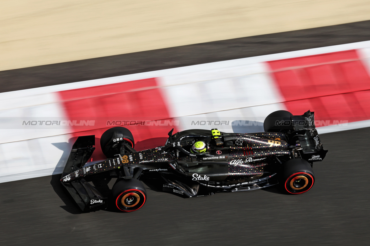 GP ABU DHABI, Theo Pourchaire (FRA) Alfa Romeo F1 Team C43 Reserve Driver.

24.11.2023. Formula 1 World Championship, Rd 23, Abu Dhabi Grand Prix, Yas Marina Circuit, Abu Dhabi, Practice Day.

- www.xpbimages.com, EMail: requests@xpbimages.com © Copyright: Moy / XPB Images