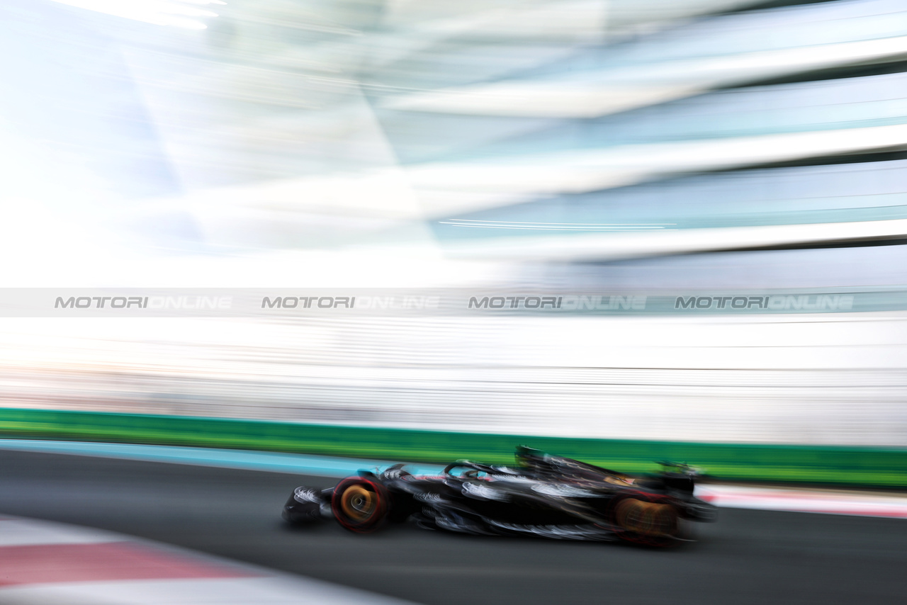 GP ABU DHABI, Valtteri Bottas (FIN) Alfa Romeo F1 Team C43.

24.11.2023. Formula 1 World Championship, Rd 23, Abu Dhabi Grand Prix, Yas Marina Circuit, Abu Dhabi, Practice Day.

- www.xpbimages.com, EMail: requests@xpbimages.com © Copyright: Charniaux / XPB Images
