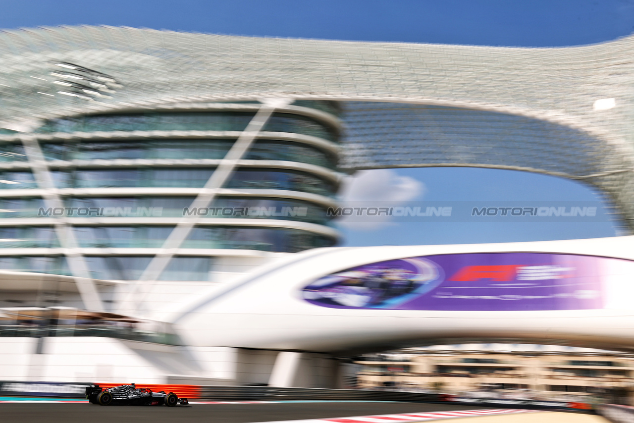 GP ABU DHABI, Daniel Ricciardo (AUS) AlphaTauri AT04.

24.11.2023. Formula 1 World Championship, Rd 23, Abu Dhabi Grand Prix, Yas Marina Circuit, Abu Dhabi, Practice Day.

 - www.xpbimages.com, EMail: requests@xpbimages.com © Copyright: Coates / XPB Images