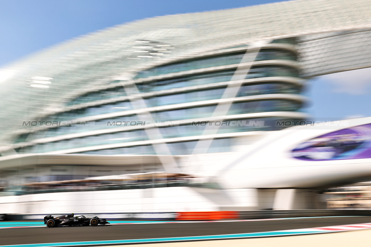 GP ABU DHABI, Theo Pourchaire (FRA) Alfa Romeo F1 Team C43 Reserve Driver.

24.11.2023. Formula 1 World Championship, Rd 23, Abu Dhabi Grand Prix, Yas Marina Circuit, Abu Dhabi, Practice Day.

 - www.xpbimages.com, EMail: requests@xpbimages.com © Copyright: Coates / XPB Images