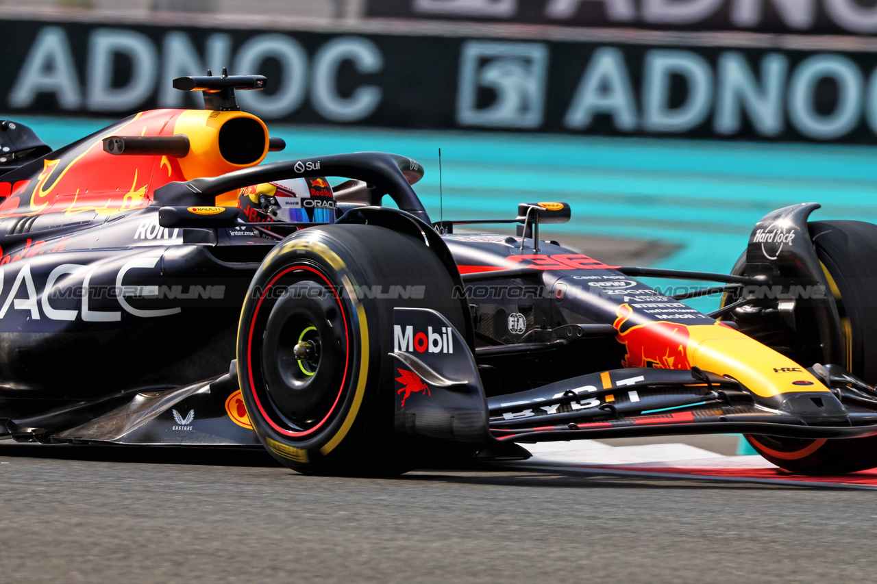 GP ABU DHABI, Jake Dennis (GBR) Red Bull Racing RB19 Test Driver.

24.11.2023. Formula 1 World Championship, Rd 23, Abu Dhabi Grand Prix, Yas Marina Circuit, Abu Dhabi, Practice Day.

 - www.xpbimages.com, EMail: requests@xpbimages.com © Copyright: Coates / XPB Images