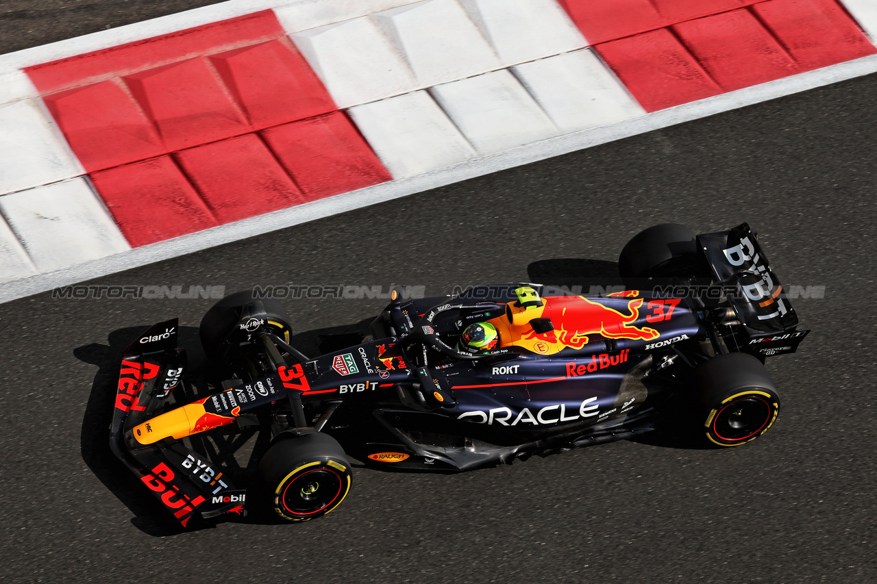 GP ABU DHABI, Isack Hadjar (FRA) Red Bull Racing RB19 Test Driver.

24.11.2023. Formula 1 World Championship, Rd 23, Abu Dhabi Grand Prix, Yas Marina Circuit, Abu Dhabi, Practice Day.

- www.xpbimages.com, EMail: requests@xpbimages.com © Copyright: Moy / XPB Images