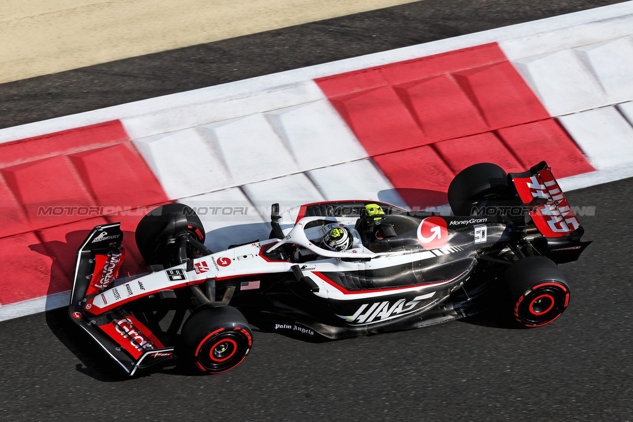 GP ABU DHABI, Oliver Bearman (GBR) Haas VF-23 Test Driver.

24.11.2023. Formula 1 World Championship, Rd 23, Abu Dhabi Grand Prix, Yas Marina Circuit, Abu Dhabi, Practice Day.

- www.xpbimages.com, EMail: requests@xpbimages.com © Copyright: Moy / XPB Images