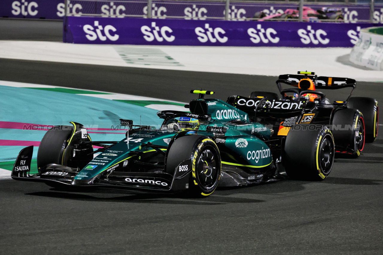 GP ARABIA SAUDITA, Fernando Alonso (ESP) Aston Martin F1 Team AMR23 davanti a Sergio Perez (MEX) Red Bull Racing RB19.

19.03.2023. Formula 1 World Championship, Rd 2, Saudi Arabian Grand Prix, Jeddah, Saudi Arabia, Gara Day.

- www.xpbimages.com, EMail: requests@xpbimages.com © Copyright: Bearne / XPB Images