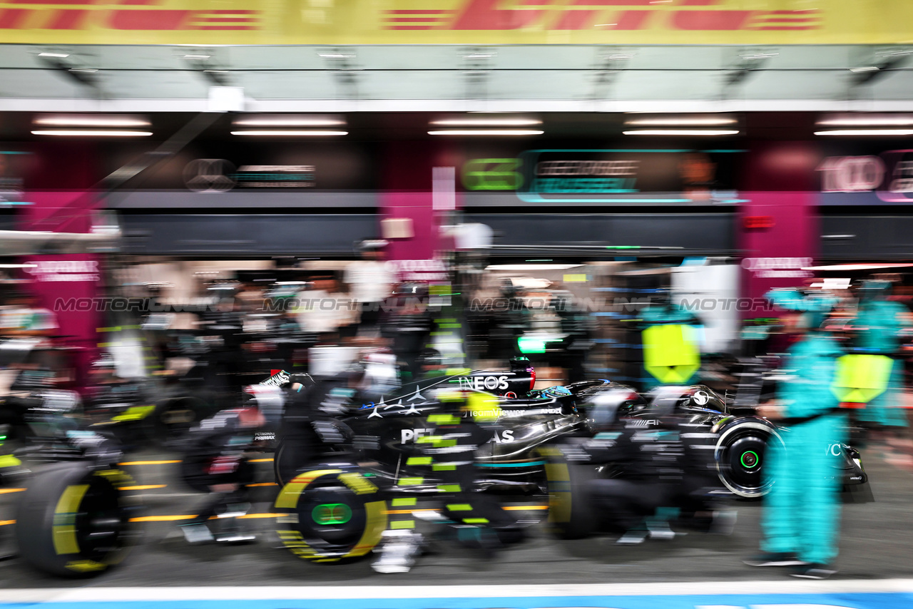 GP ARABIA SAUDITA, George Russell (GBR) Mercedes AMG F1 W14 makes a pit stop.

19.03.2023. Formula 1 World Championship, Rd 2, Saudi Arabian Grand Prix, Jeddah, Saudi Arabia, Gara Day.

- www.xpbimages.com, EMail: requests@xpbimages.com © Copyright: Batchelor / XPB Images