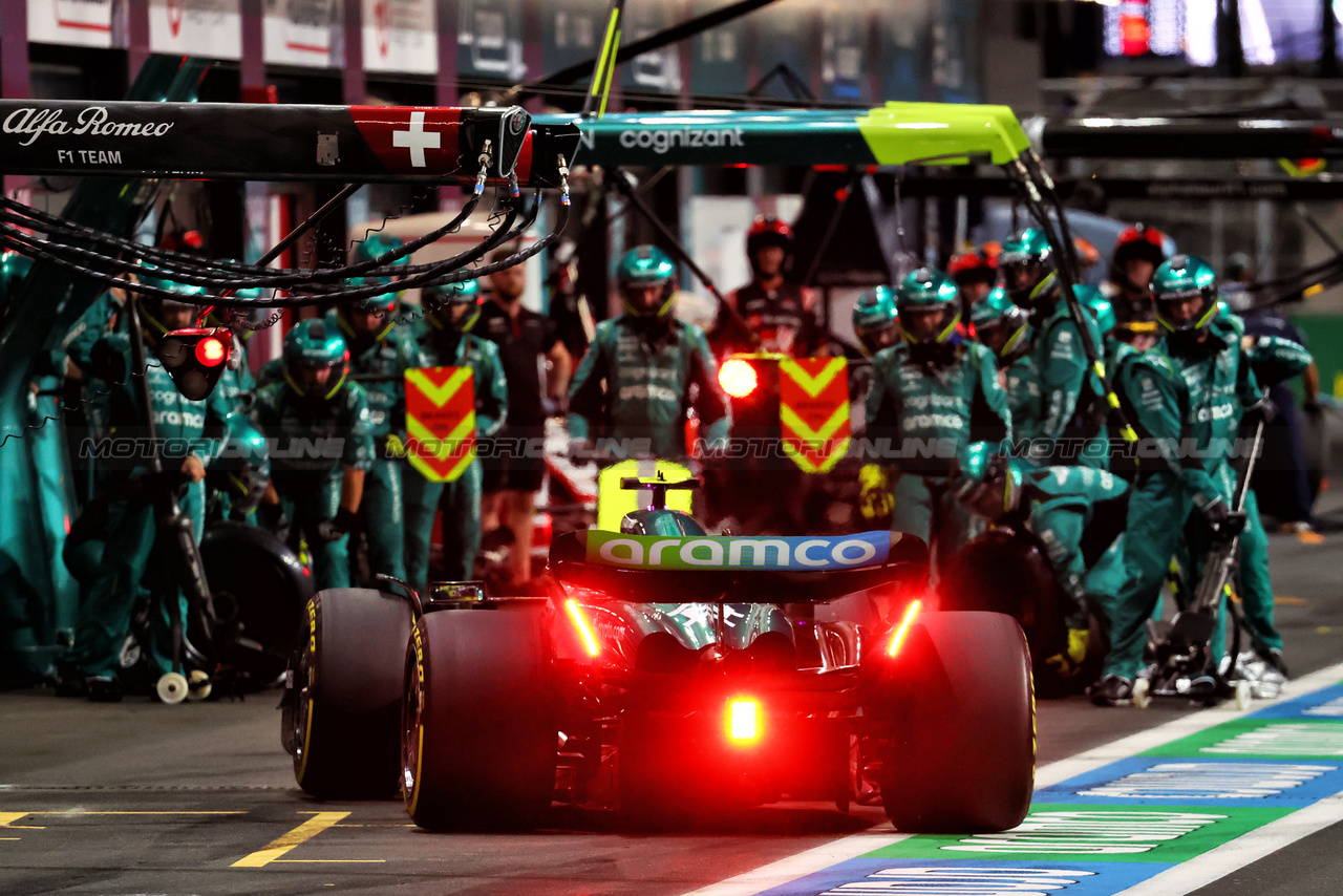 GP ARABIA SAUDITA, Fernando Alonso (ESP) Aston Martin F1 Team AMR23 makes a pit stop.

19.03.2023. Formula 1 World Championship, Rd 2, Saudi Arabian Grand Prix, Jeddah, Saudi Arabia, Gara Day.

- www.xpbimages.com, EMail: requests@xpbimages.com © Copyright: Batchelor / XPB Images