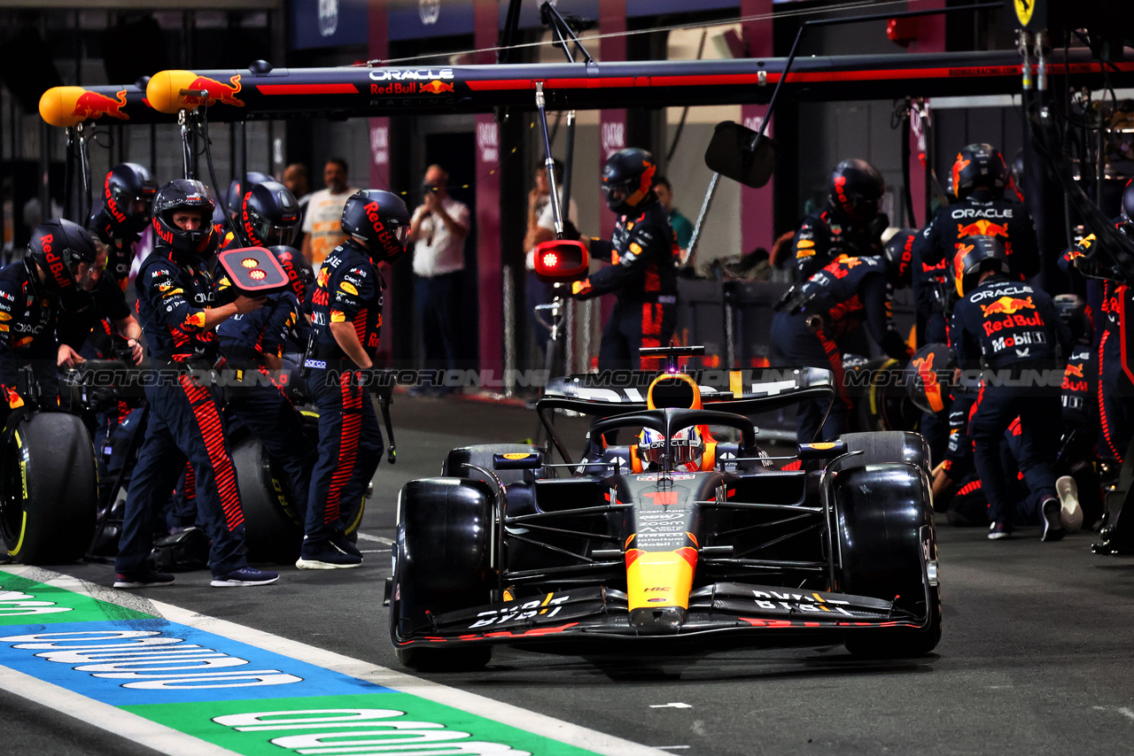 GP ARABIA SAUDITA, Max Verstappen (NLD) Red Bull Racing RB19 makes a pit stop.

19.03.2023. Formula 1 World Championship, Rd 2, Saudi Arabian Grand Prix, Jeddah, Saudi Arabia, Gara Day.

- www.xpbimages.com, EMail: requests@xpbimages.com © Copyright: Batchelor / XPB Images