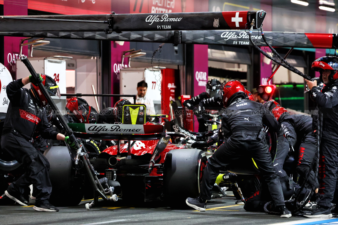 GP ARABIA SAUDITA, Zhou Guanyu (CHN) Alfa Romeo F1 Team C43 makes a pit stop.

19.03.2023. Formula 1 World Championship, Rd 2, Saudi Arabian Grand Prix, Jeddah, Saudi Arabia, Gara Day.

- www.xpbimages.com, EMail: requests@xpbimages.com © Copyright: Batchelor / XPB Images