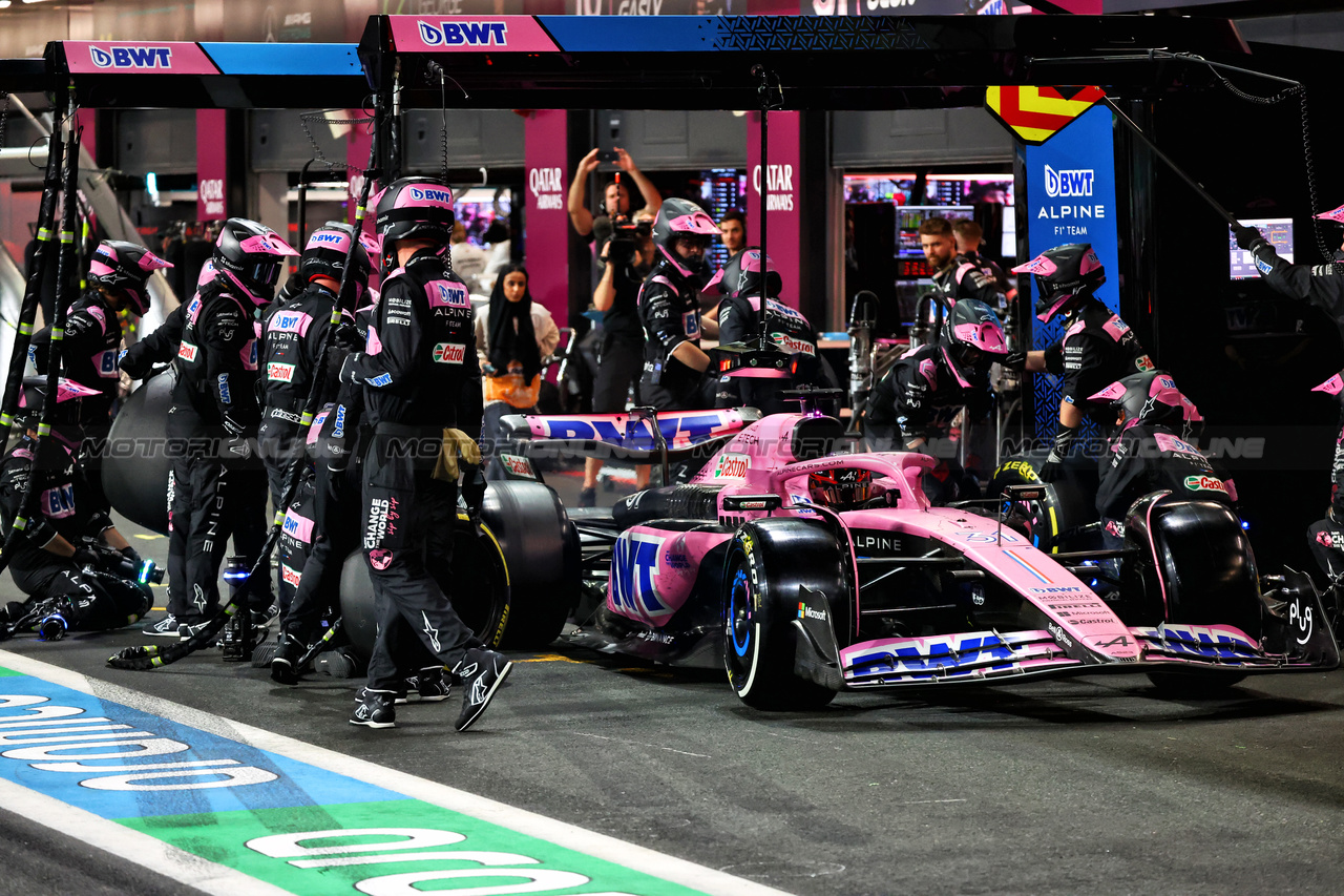 GP ARABIA SAUDITA, Esteban Ocon (FRA) Alpine F1 Team A523 makes a pit stop.

19.03.2023. Formula 1 World Championship, Rd 2, Saudi Arabian Grand Prix, Jeddah, Saudi Arabia, Gara Day.

- www.xpbimages.com, EMail: requests@xpbimages.com © Copyright: Batchelor / XPB Images