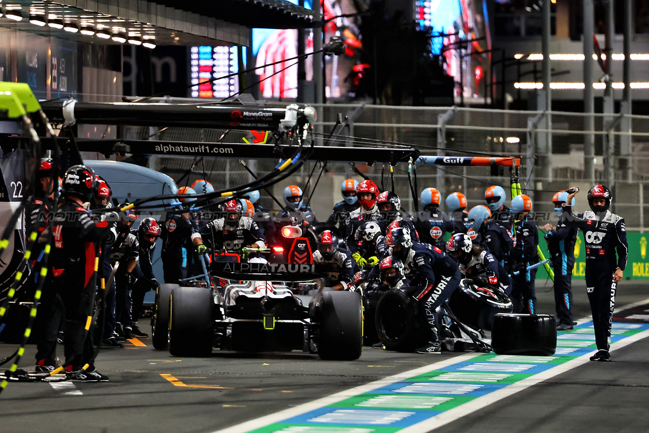 GP ARABIA SAUDITA, Yuki Tsunoda (JPN) AlphaTauri AT04 makes a pit stop.

19.03.2023. Formula 1 World Championship, Rd 2, Saudi Arabian Grand Prix, Jeddah, Saudi Arabia, Gara Day.

- www.xpbimages.com, EMail: requests@xpbimages.com © Copyright: Batchelor / XPB Images