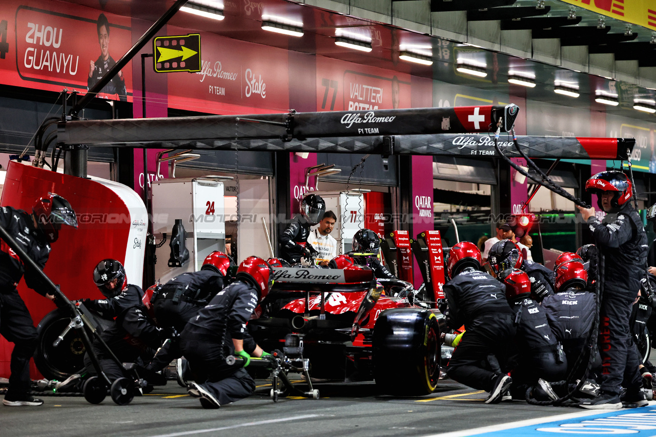 GP ARABIA SAUDITA, Zhou Guanyu (CHN) Alfa Romeo F1 Team C43 makes a pit stop.

19.03.2023. Formula 1 World Championship, Rd 2, Saudi Arabian Grand Prix, Jeddah, Saudi Arabia, Gara Day.

- www.xpbimages.com, EMail: requests@xpbimages.com © Copyright: Batchelor / XPB Images