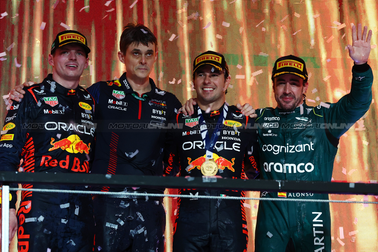 GP ARABIA SAUDITA, 1st place Sergio Perez (MEX) Red Bull Racing RB19, 2nd place Max Verstappen (NLD) Red Bull Racing RB19 e 3rd place Fernando Alonso (ESP) Aston Martin F1 Team, with Ben Waterhouse, Red Bull Racing
19.03.2023. Formula 1 World Championship, Rd 2, Saudi Arabian Grand Prix, Jeddah, Saudi Arabia, Gara Day.
- www.xpbimages.com, EMail: requests@xpbimages.com © Copyright: Batchelor / XPB Images