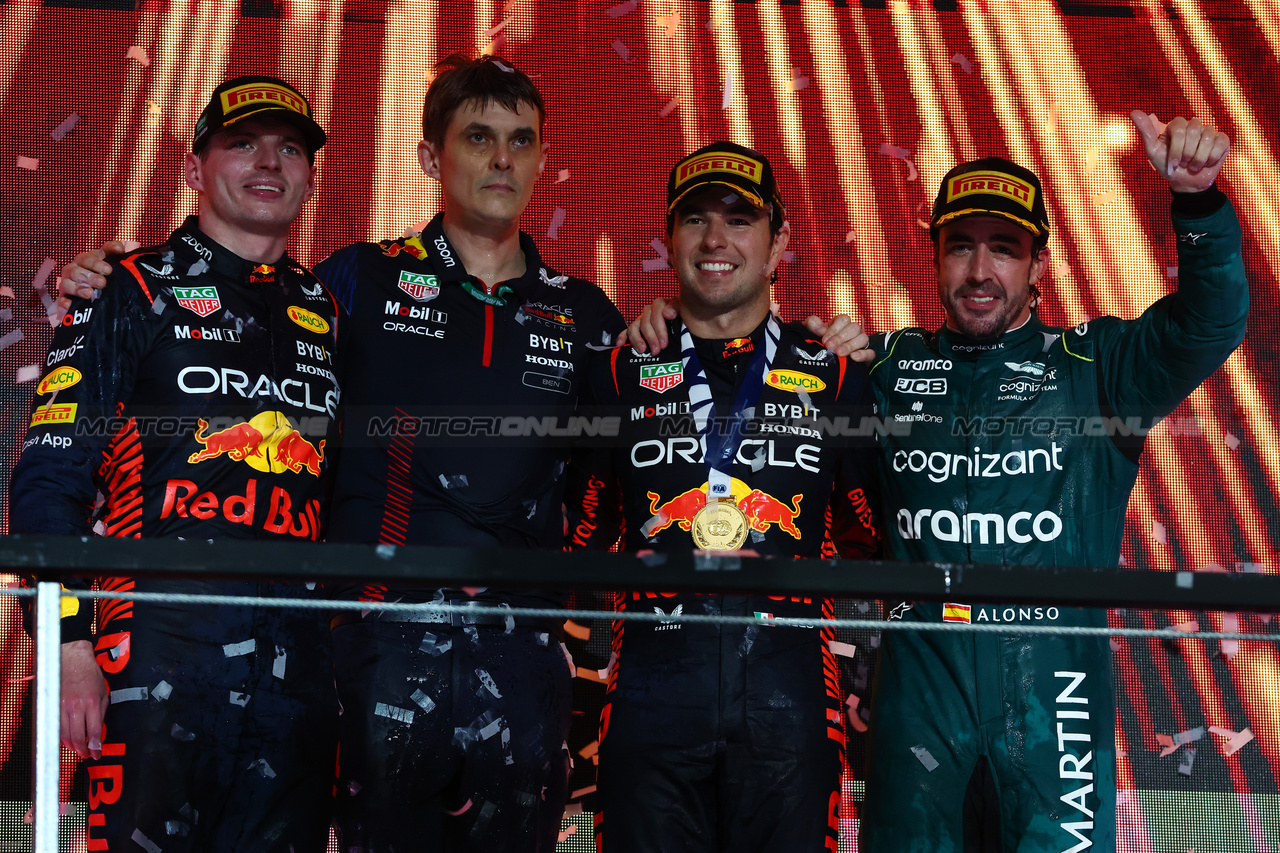 GP ARABIA SAUDITA, 1st place Sergio Perez (MEX) Red Bull Racing RB19, 2nd place Max Verstappen (NLD) Red Bull Racing RB19 e 3rd place Fernando Alonso (ESP) Aston Martin F1 Team, with Ben Waterhouse, Red Bull Racing
19.03.2023. Formula 1 World Championship, Rd 2, Saudi Arabian Grand Prix, Jeddah, Saudi Arabia, Gara Day.
- www.xpbimages.com, EMail: requests@xpbimages.com © Copyright: Batchelor / XPB Images