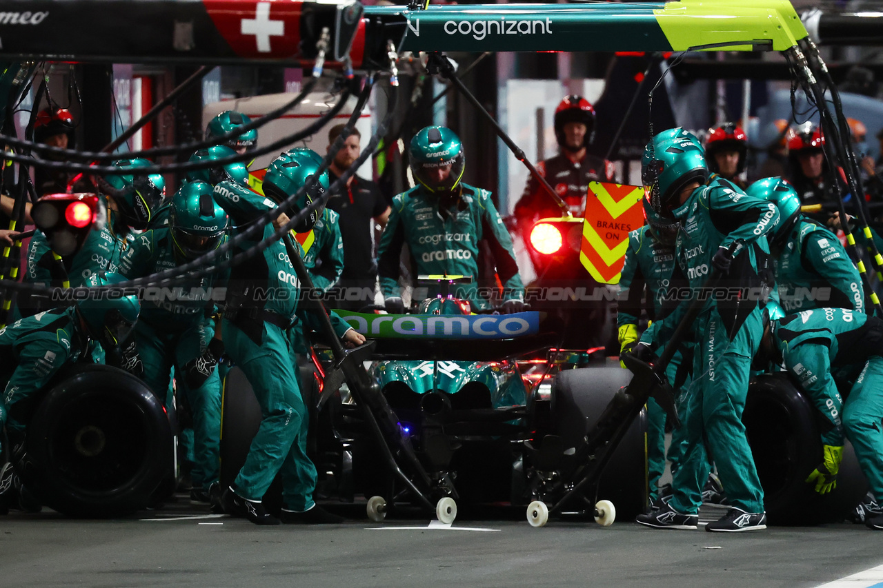 GP ARABIA SAUDITA, Fernando Alonso (ESP) Aston Martin F1 Team AMR23 pit stop.
19.03.2023. Formula 1 World Championship, Rd 2, Saudi Arabian Grand Prix, Jeddah, Saudi Arabia, Gara Day.
- www.xpbimages.com, EMail: requests@xpbimages.com © Copyright: Batchelor / XPB Images