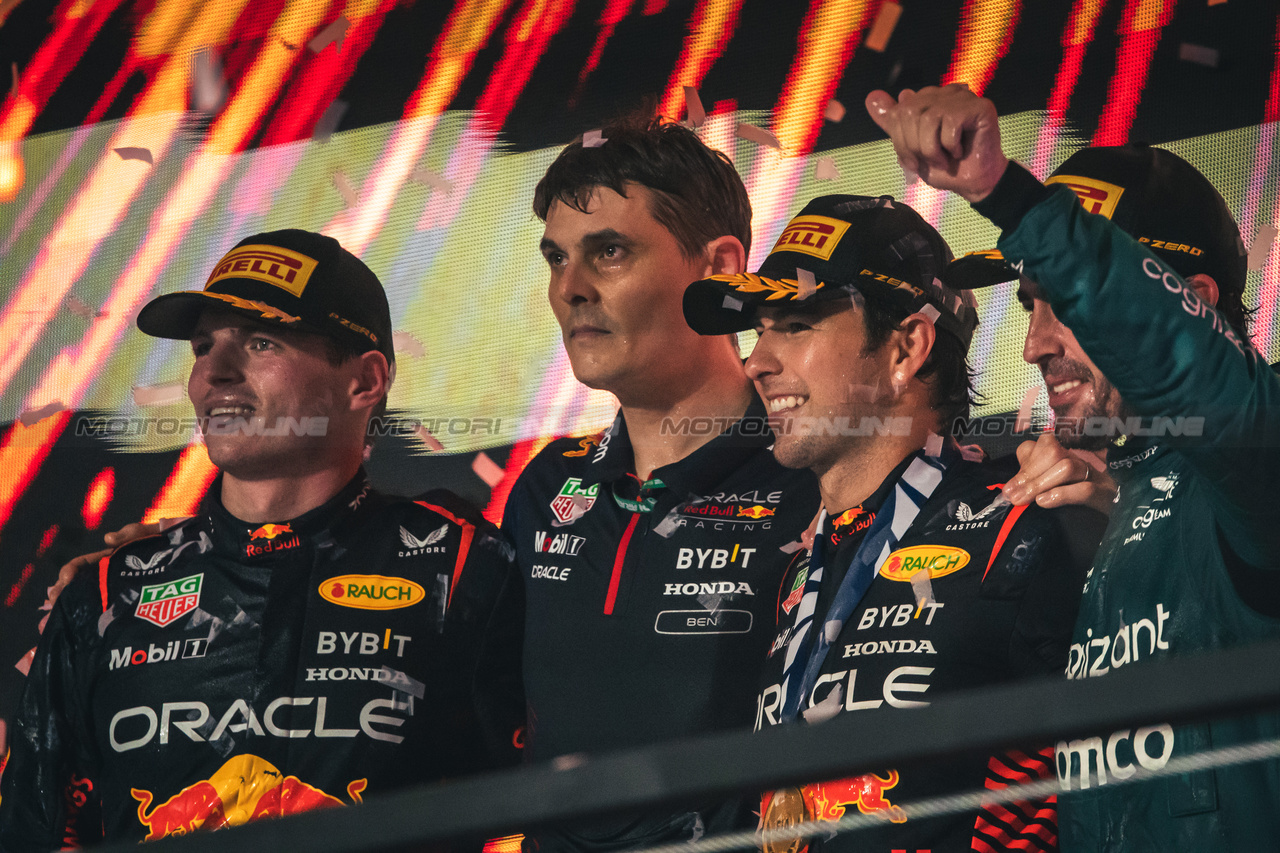 GP ARABIA SAUDITA, The podium (L to R): Max Verstappen (NLD) Red Bull Racing, second; Ben Waterhouse (GBR) Red Bull Racing Head of Performance Engineering; Sergio Perez (MEX) Red Bull Racing, vincitore; Fernando Alonso (ESP) Aston Martin F1 Team, fourth.

19.03.2023. Formula 1 World Championship, Rd 2, Saudi Arabian Grand Prix, Jeddah, Saudi Arabia, Gara Day.

- www.xpbimages.com, EMail: requests@xpbimages.com © Copyright: Bearne / XPB Images