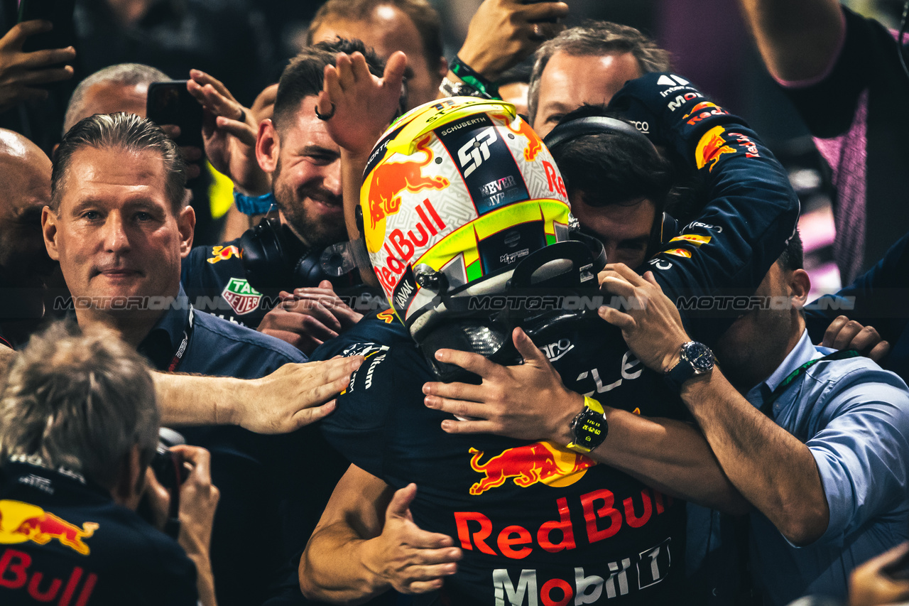 GP ARABIA SAUDITA, Gara winner Sergio Perez (MEX) Red Bull Racing celebrates with the team in parc ferme.

19.03.2023. Formula 1 World Championship, Rd 2, Saudi Arabian Grand Prix, Jeddah, Saudi Arabia, Gara Day.

- www.xpbimages.com, EMail: requests@xpbimages.com © Copyright: Bearne / XPB Images