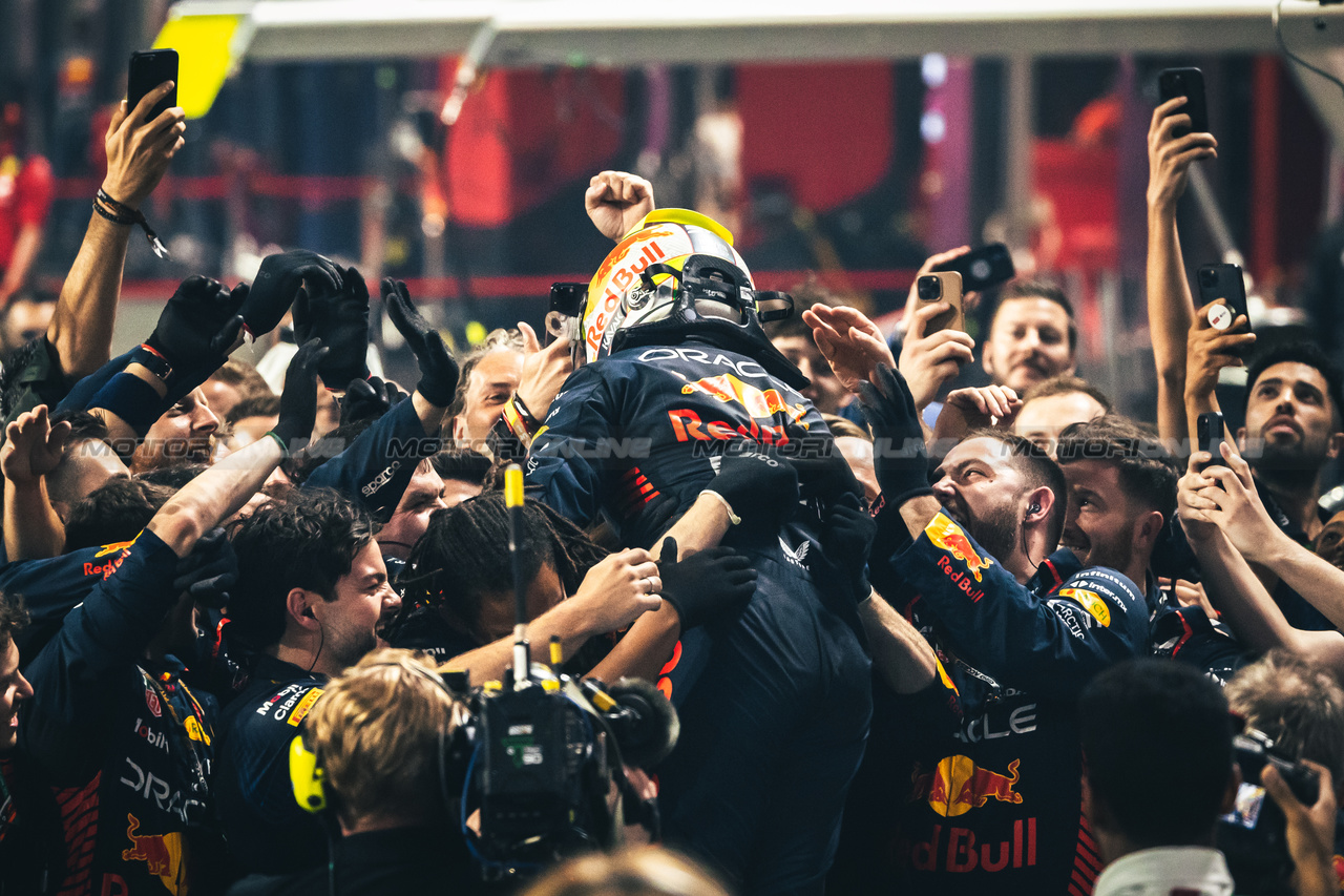 GP ARABIA SAUDITA, Gara winner Sergio Perez (MEX) Red Bull Racing celebrates with the team in parc ferme.

19.03.2023. Formula 1 World Championship, Rd 2, Saudi Arabian Grand Prix, Jeddah, Saudi Arabia, Gara Day.

- www.xpbimages.com, EMail: requests@xpbimages.com © Copyright: Bearne / XPB Images