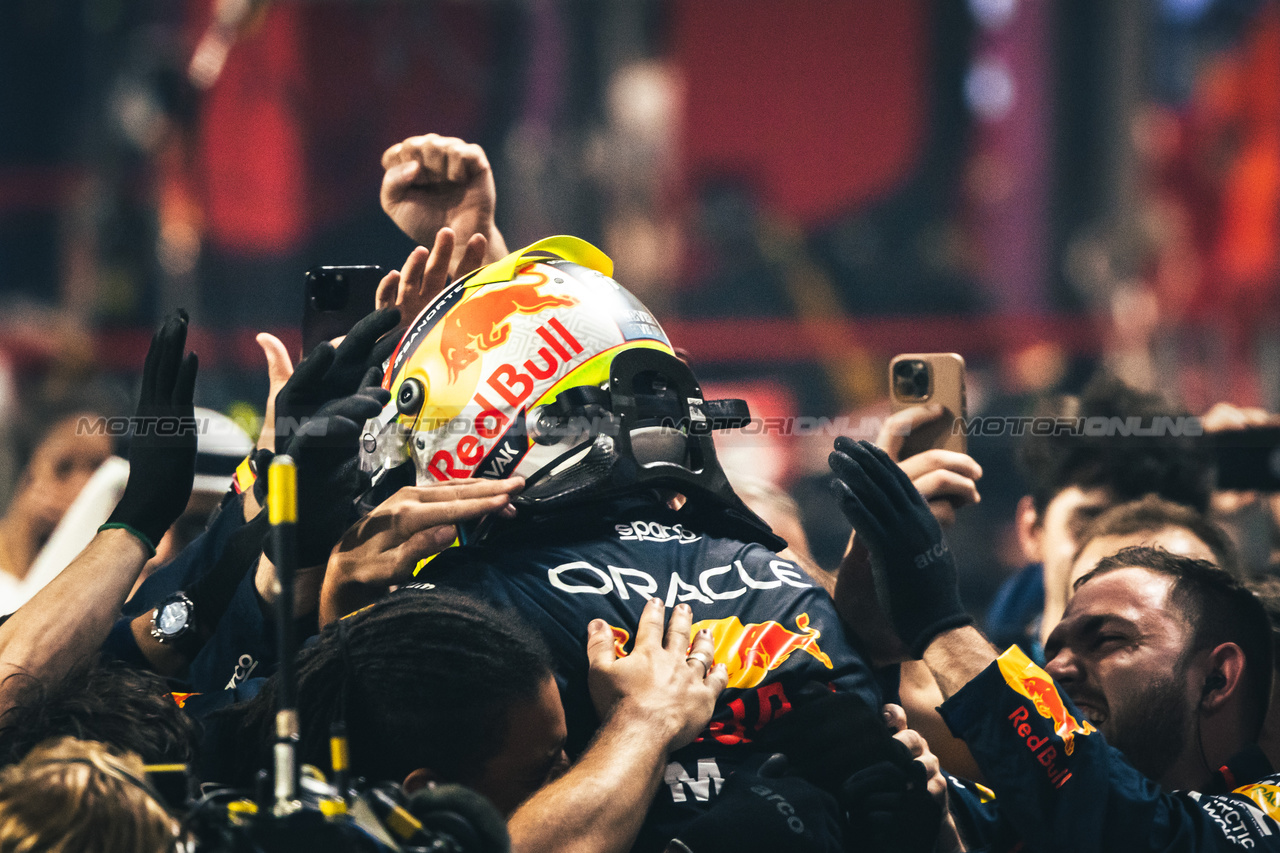 GP ARABIA SAUDITA, Gara winner Sergio Perez (MEX) Red Bull Racing celebrates with the team in parc ferme.

19.03.2023. Formula 1 World Championship, Rd 2, Saudi Arabian Grand Prix, Jeddah, Saudi Arabia, Gara Day.

- www.xpbimages.com, EMail: requests@xpbimages.com © Copyright: Bearne / XPB Images