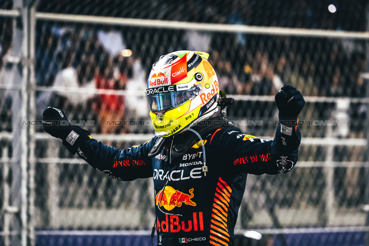 GP ARABIA SAUDITA, Gara winner Sergio Perez (MEX) Red Bull Racing celebrates in parc ferme.

19.03.2023. Formula 1 World Championship, Rd 2, Saudi Arabian Grand Prix, Jeddah, Saudi Arabia, Gara Day.

- www.xpbimages.com, EMail: requests@xpbimages.com © Copyright: Bearne / XPB Images