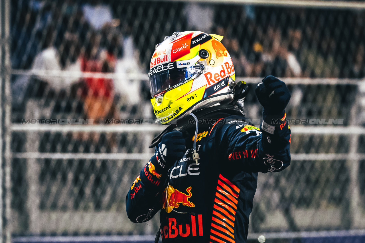 GP ARABIA SAUDITA, Gara winner Sergio Perez (MEX) Red Bull Racing celebrates in parc ferme.

19.03.2023. Formula 1 World Championship, Rd 2, Saudi Arabian Grand Prix, Jeddah, Saudi Arabia, Gara Day.

- www.xpbimages.com, EMail: requests@xpbimages.com © Copyright: Bearne / XPB Images