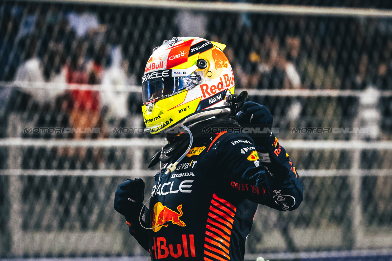 GP ARABIA SAUDITA, Gara winner Sergio Perez (MEX) Red Bull Racing celebrates in parc ferme.

19.03.2023. Formula 1 World Championship, Rd 2, Saudi Arabian Grand Prix, Jeddah, Saudi Arabia, Gara Day.

- www.xpbimages.com, EMail: requests@xpbimages.com © Copyright: Bearne / XPB Images