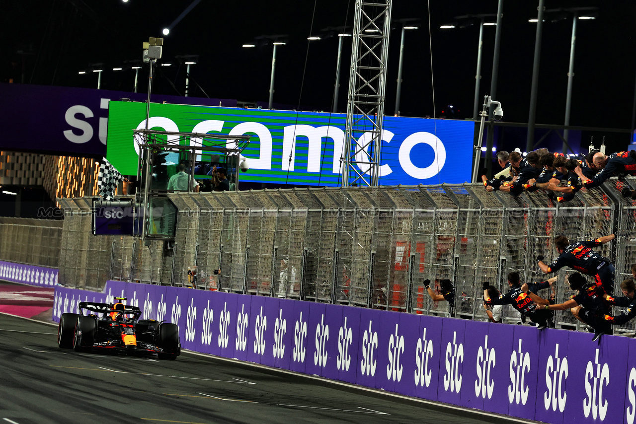 GP ARABIA SAUDITA, Gara winner Sergio Perez (MEX) Red Bull Racing RB19 celebrates as he takes the chequered flag at the end of the race.

19.03.2023. Formula 1 World Championship, Rd 2, Saudi Arabian Grand Prix, Jeddah, Saudi Arabia, Gara Day.

 - www.xpbimages.com, EMail: requests@xpbimages.com © Copyright: Coates / XPB Images