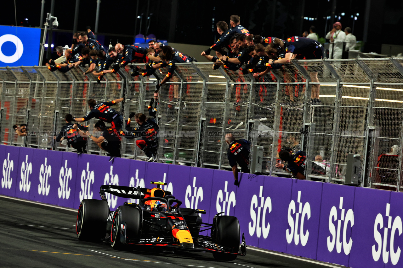 GP ARABIA SAUDITA, Gara winner Sergio Perez (MEX) Red Bull Racing RB19 celebrates as he passes the team at the end of the race.

19.03.2023. Formula 1 World Championship, Rd 2, Saudi Arabian Grand Prix, Jeddah, Saudi Arabia, Gara Day.

 - www.xpbimages.com, EMail: requests@xpbimages.com © Copyright: Coates / XPB Images