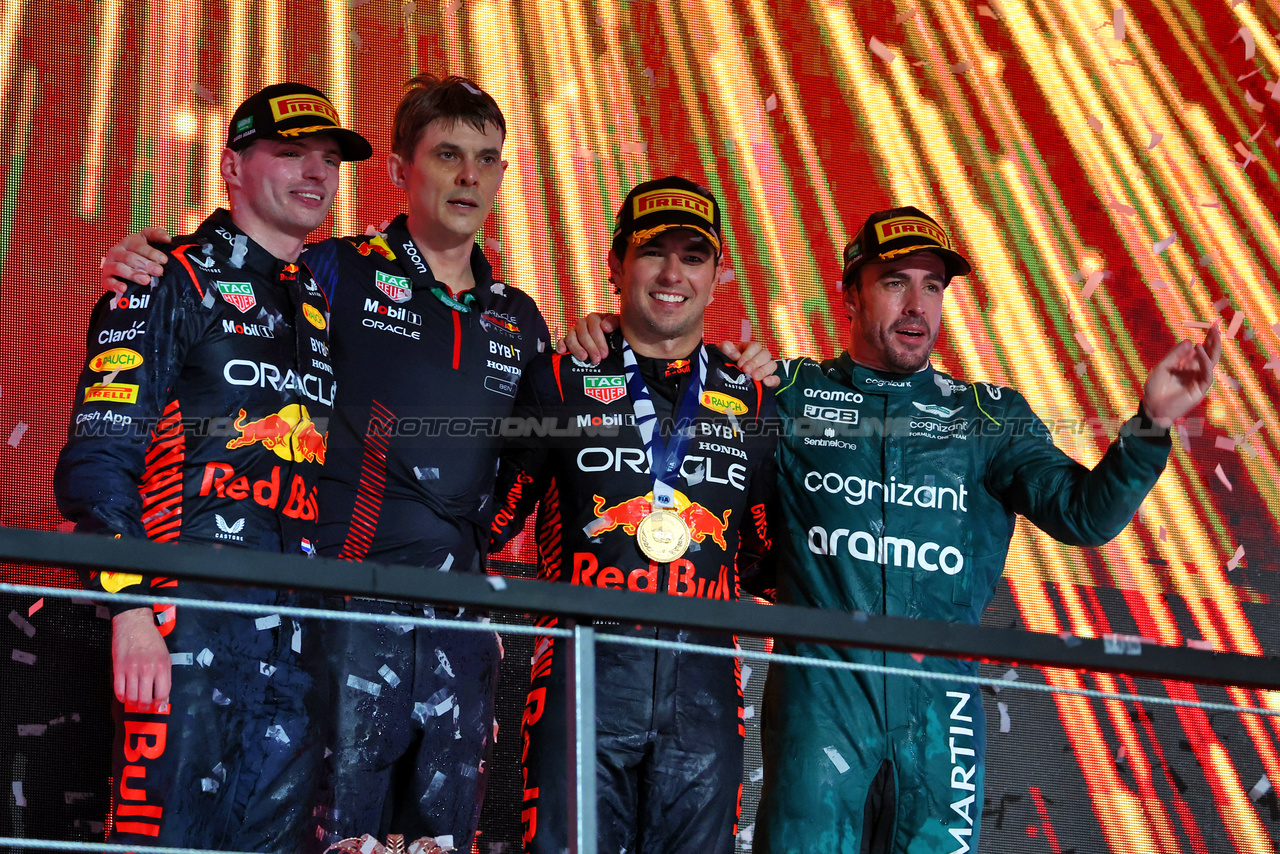 GP ARABIA SAUDITA, The podium (L to R): Max Verstappen (NLD) Red Bull Racing, second; Ben Waterhouse (GBR) Red Bull Racing Head of Performance Engineering; Sergio Perez (MEX) Red Bull Racing, vincitore; Fernando Alonso (ESP) Aston Martin F1 Team, fourth.

19.03.2023. Formula 1 World Championship, Rd 2, Saudi Arabian Grand Prix, Jeddah, Saudi Arabia, Gara Day.

 - www.xpbimages.com, EMail: requests@xpbimages.com © Copyright: Coates / XPB Images